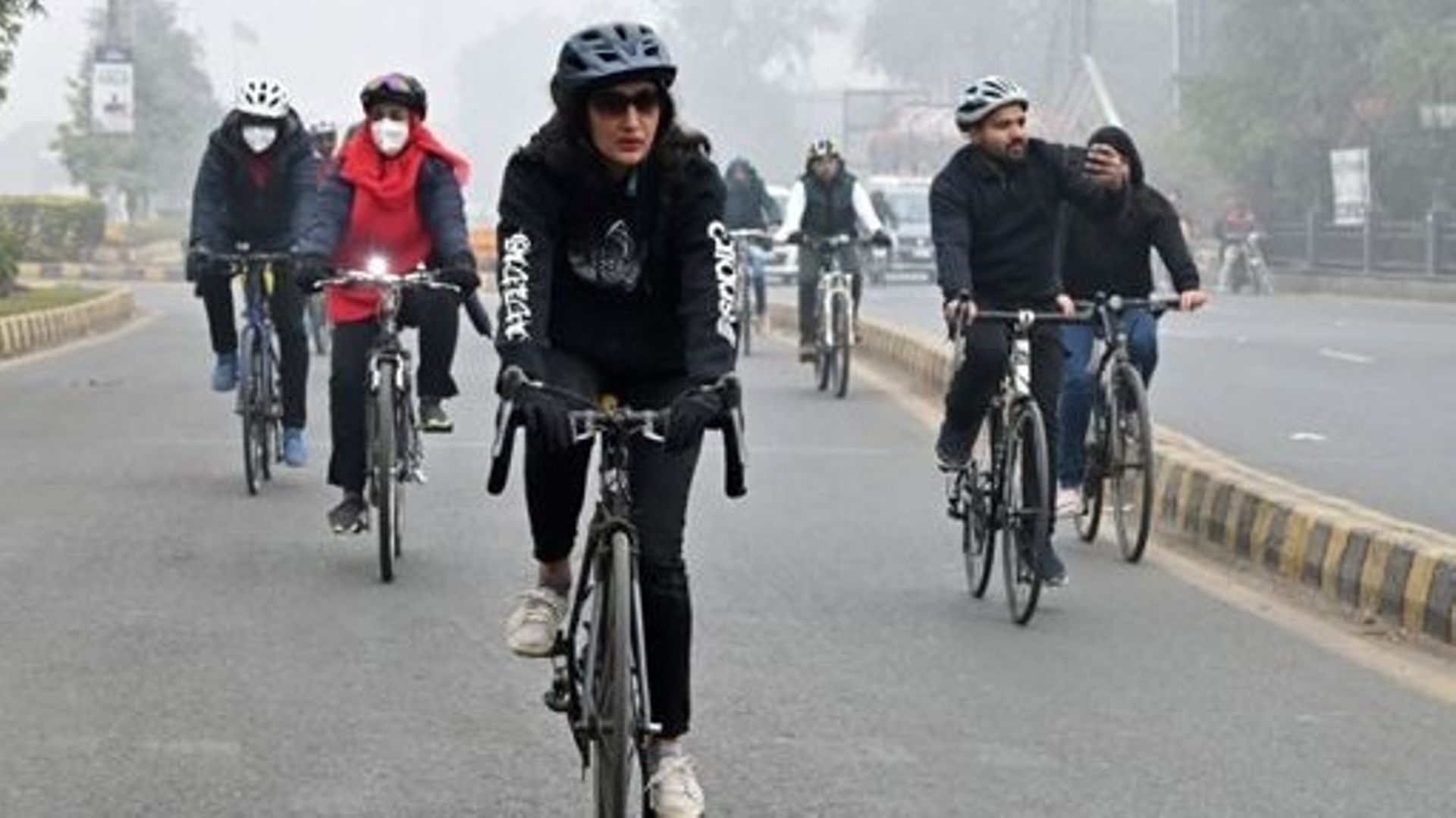 Au Pakistan, des cyclistes bravent la ville pour convaincre les automobilistes d'abandonner leur voiture.