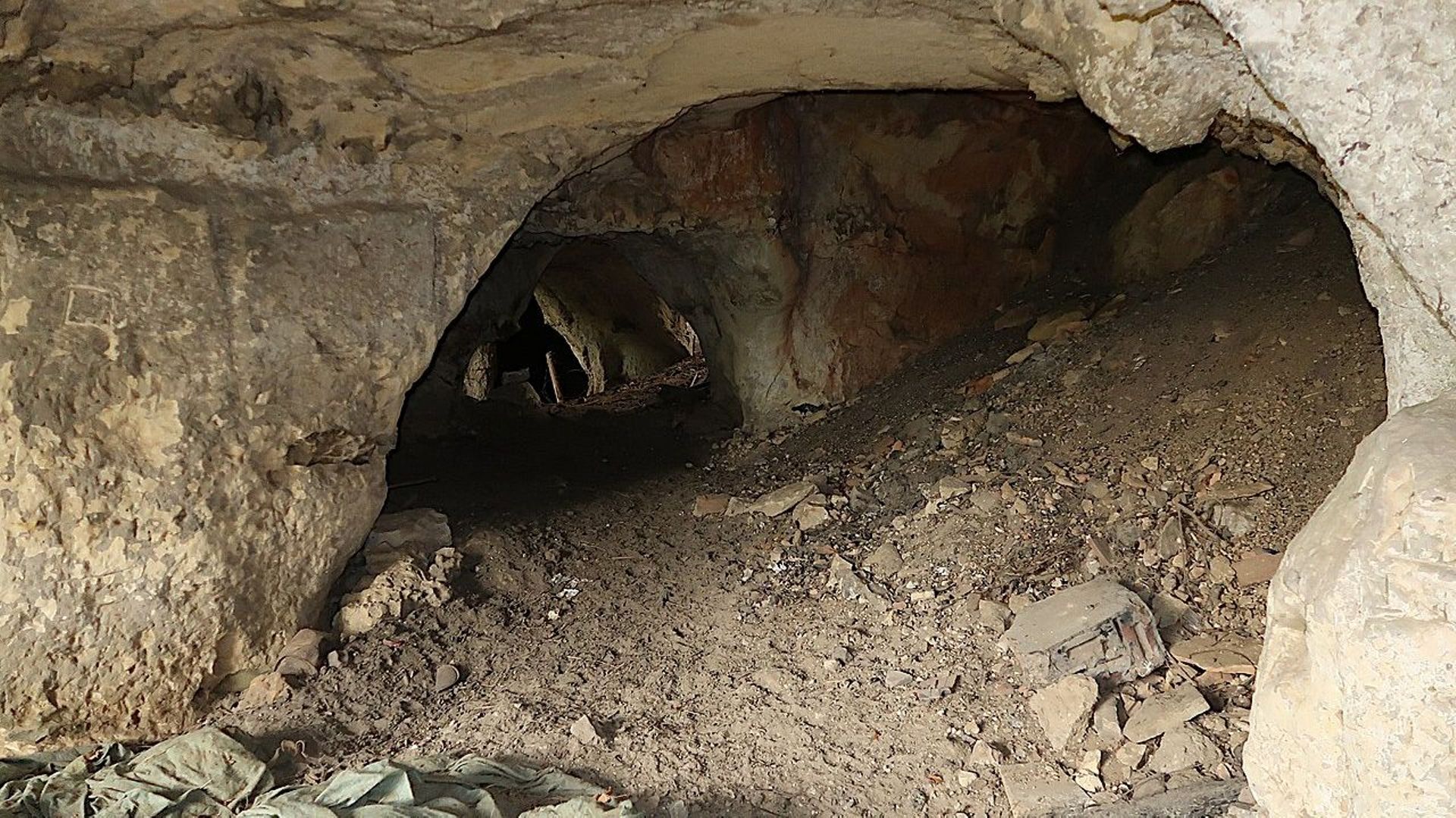 Grotte des Goffettes", une ancienne exploitation de silex ensuite exploitation de tuffeau