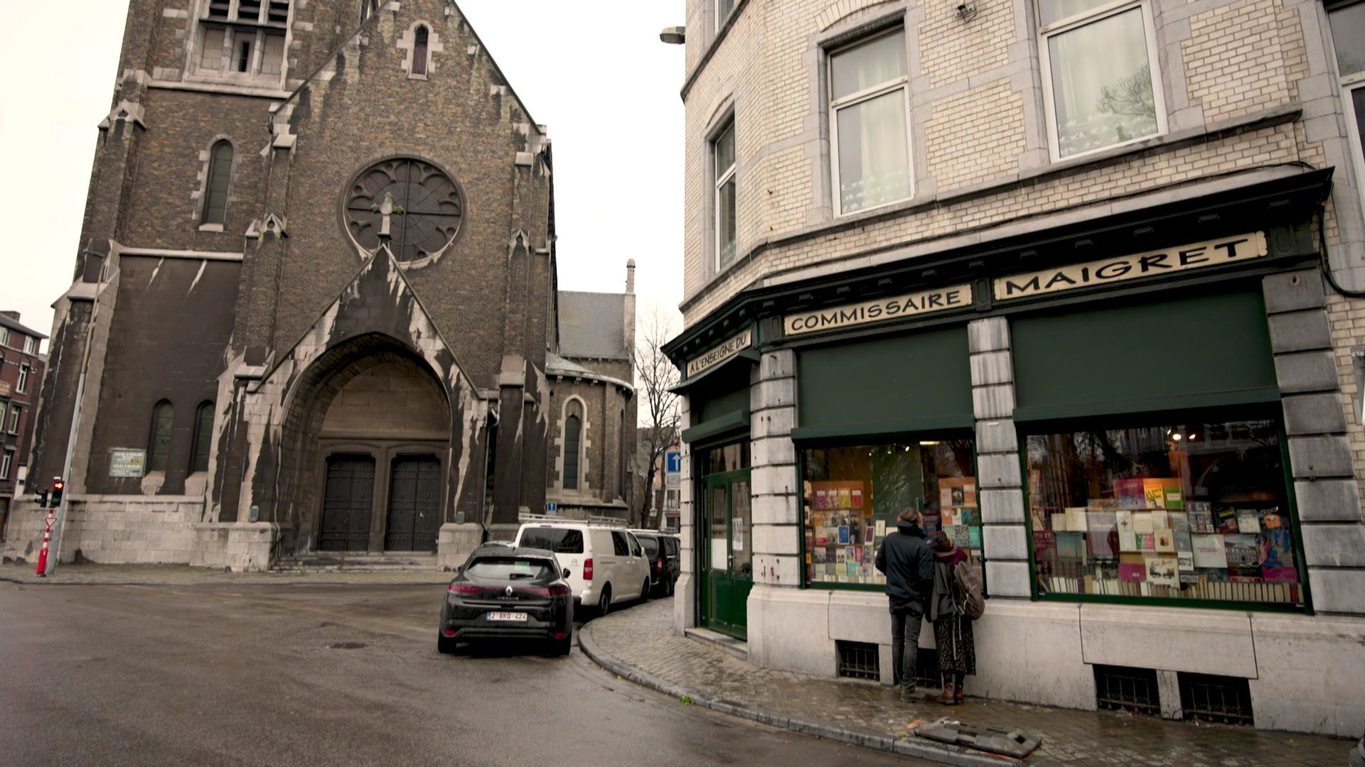 L'église St-Pholien et la librairie "A l'enseigne du Commissaire Maigret"