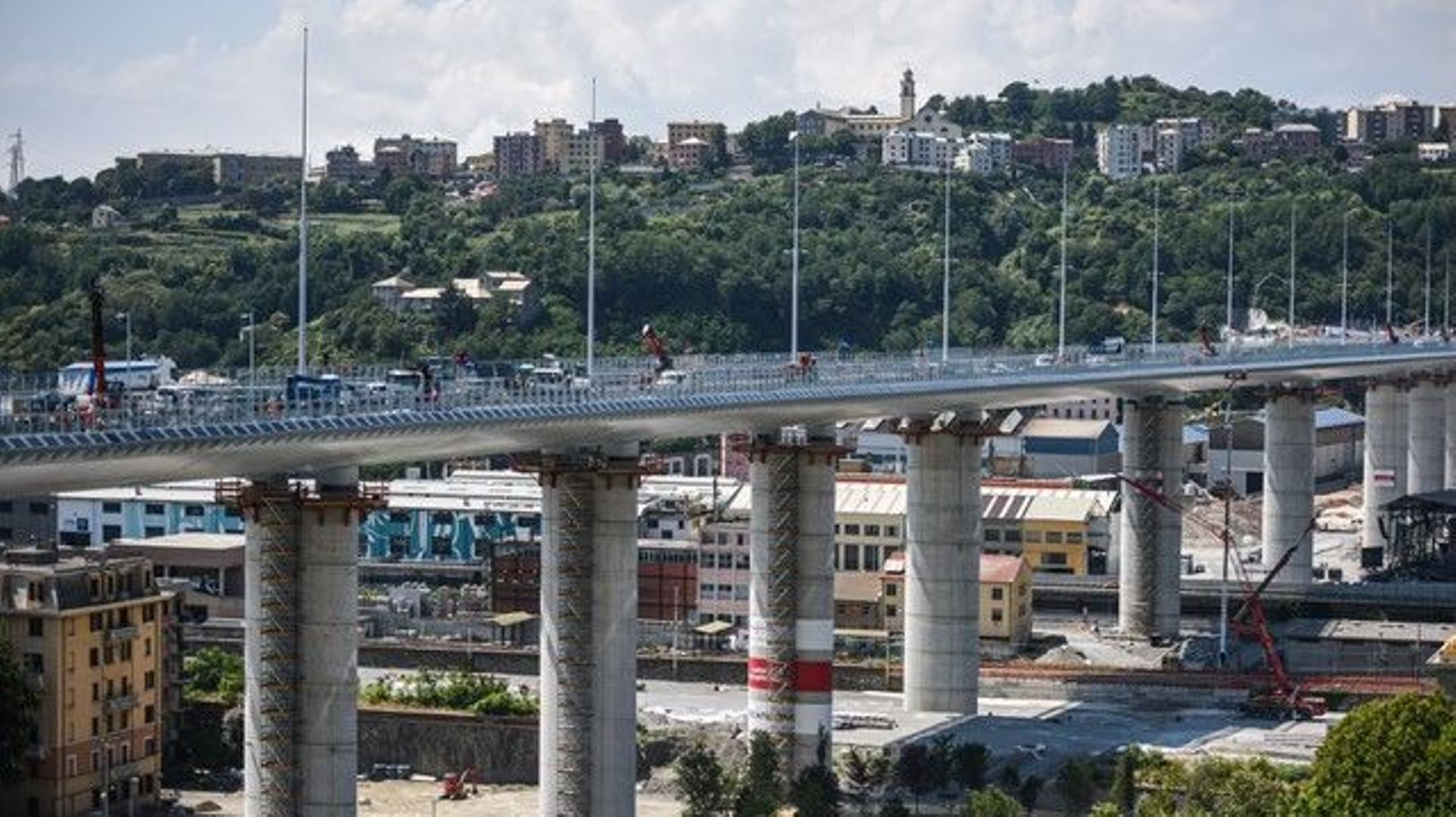L’impressionnant ouvrage est tantôt perçu comme le pont de la renaissance, tantôt comme celui de la honte.