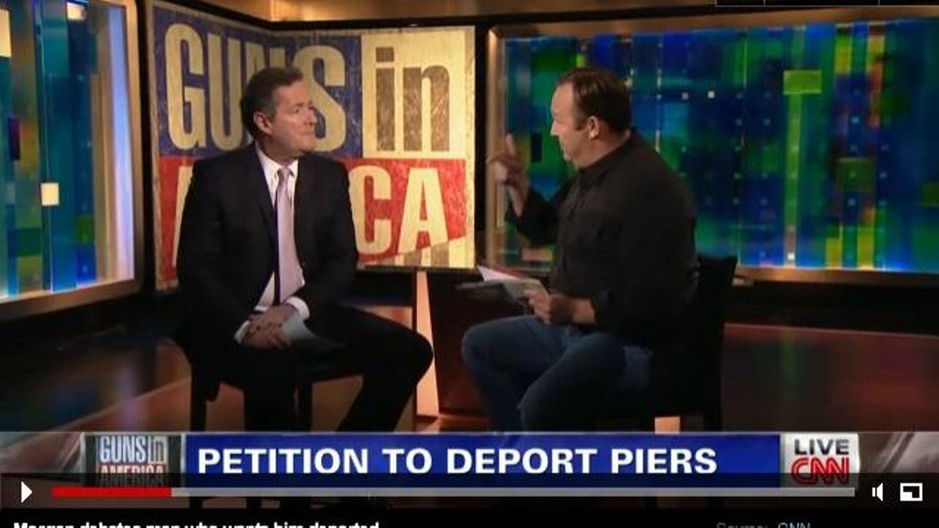 Sur le plateau de CNN, le journaliste Piers Morgan et l'animateur Alex Jones