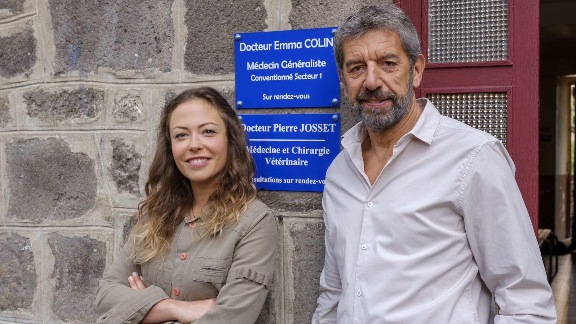 Dounia Coesens et Michel Cymes dans "La doc et le véto".
