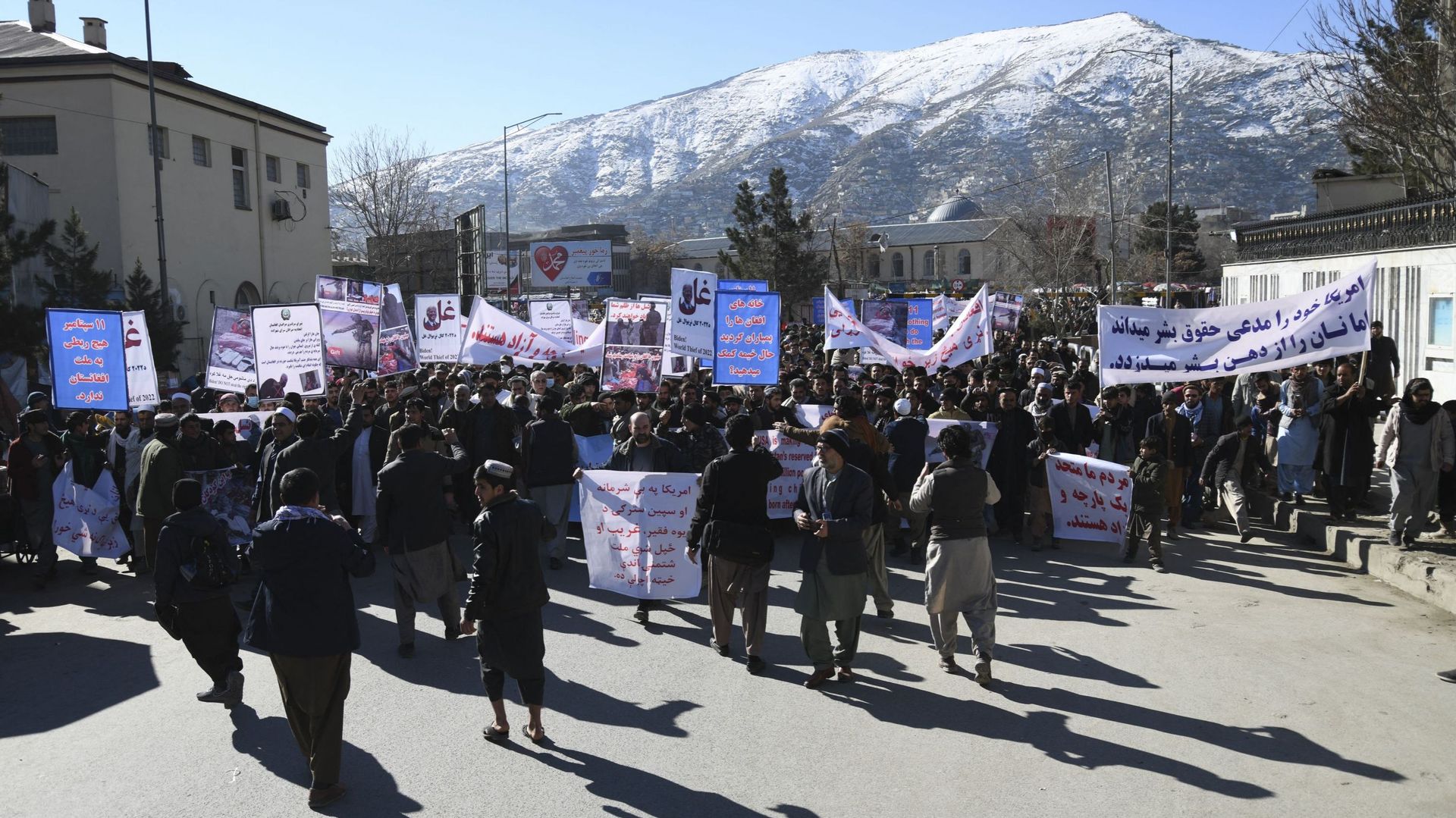 Manifestations contre la décision américaine de saisir des fonds afghans