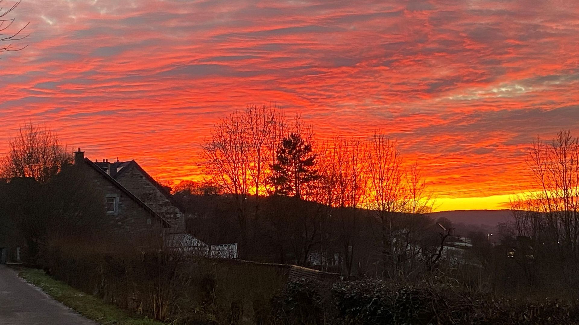 Le soleil se couche sur la vallée de la Vesdre, ce mardi 12 janvier 2021.