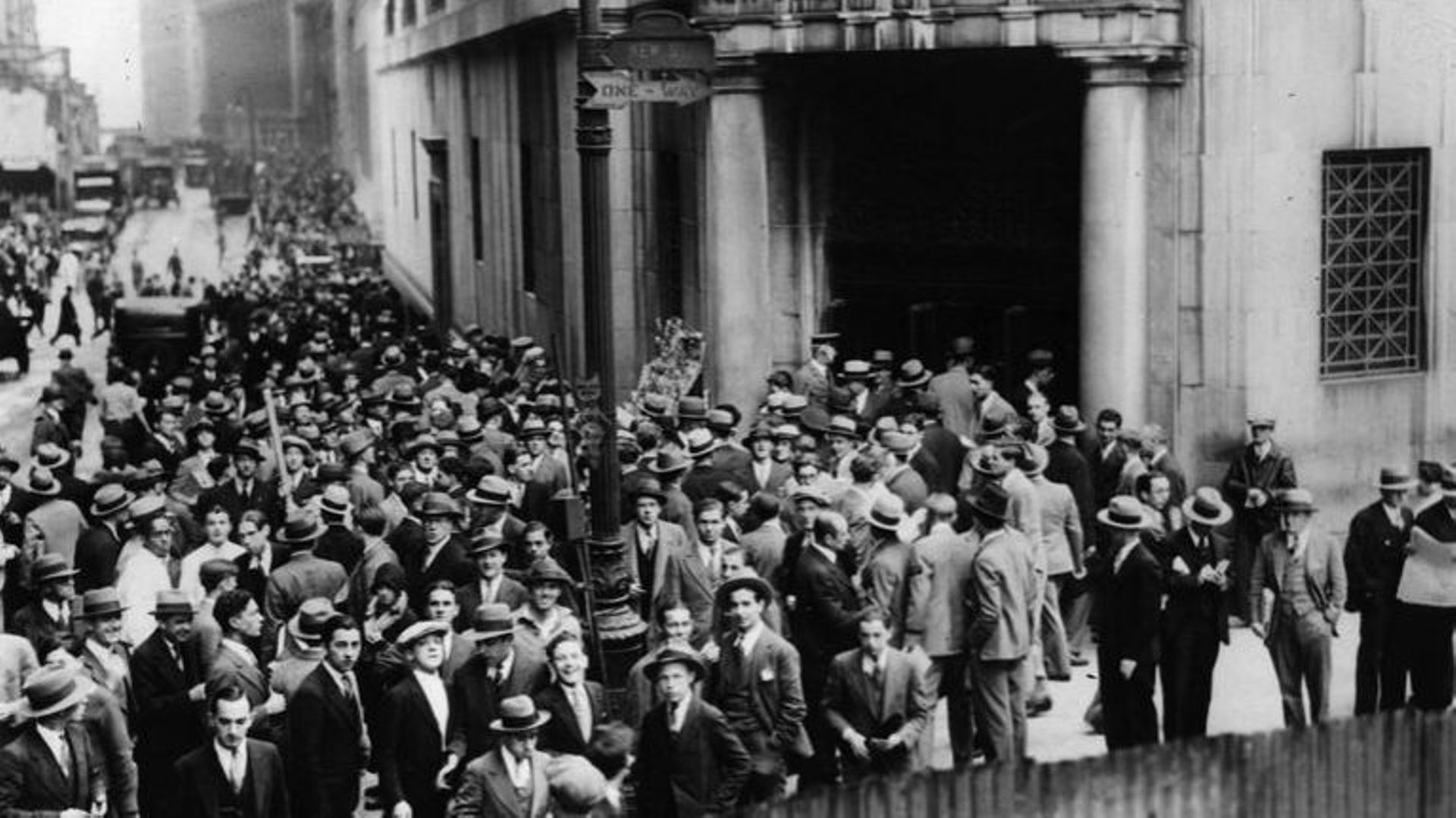 Longues files devant la banque de New-York pendant la Grande Dépression 