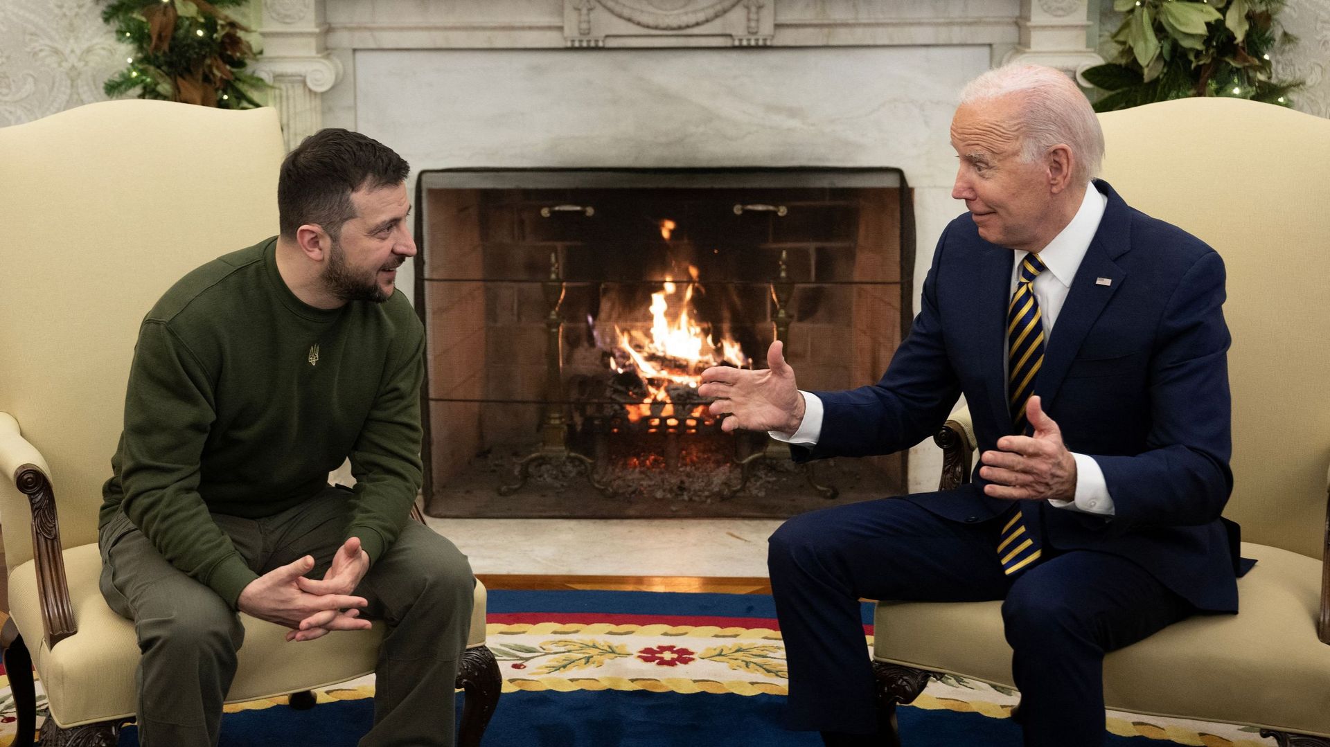 Le président américain Joe Biden et le président ukrainien Volodymyr Zelensky se rencontrent dans le bureau ovale de la Maison Blanche, à Washington, DC, le 21 décembre 2022. 