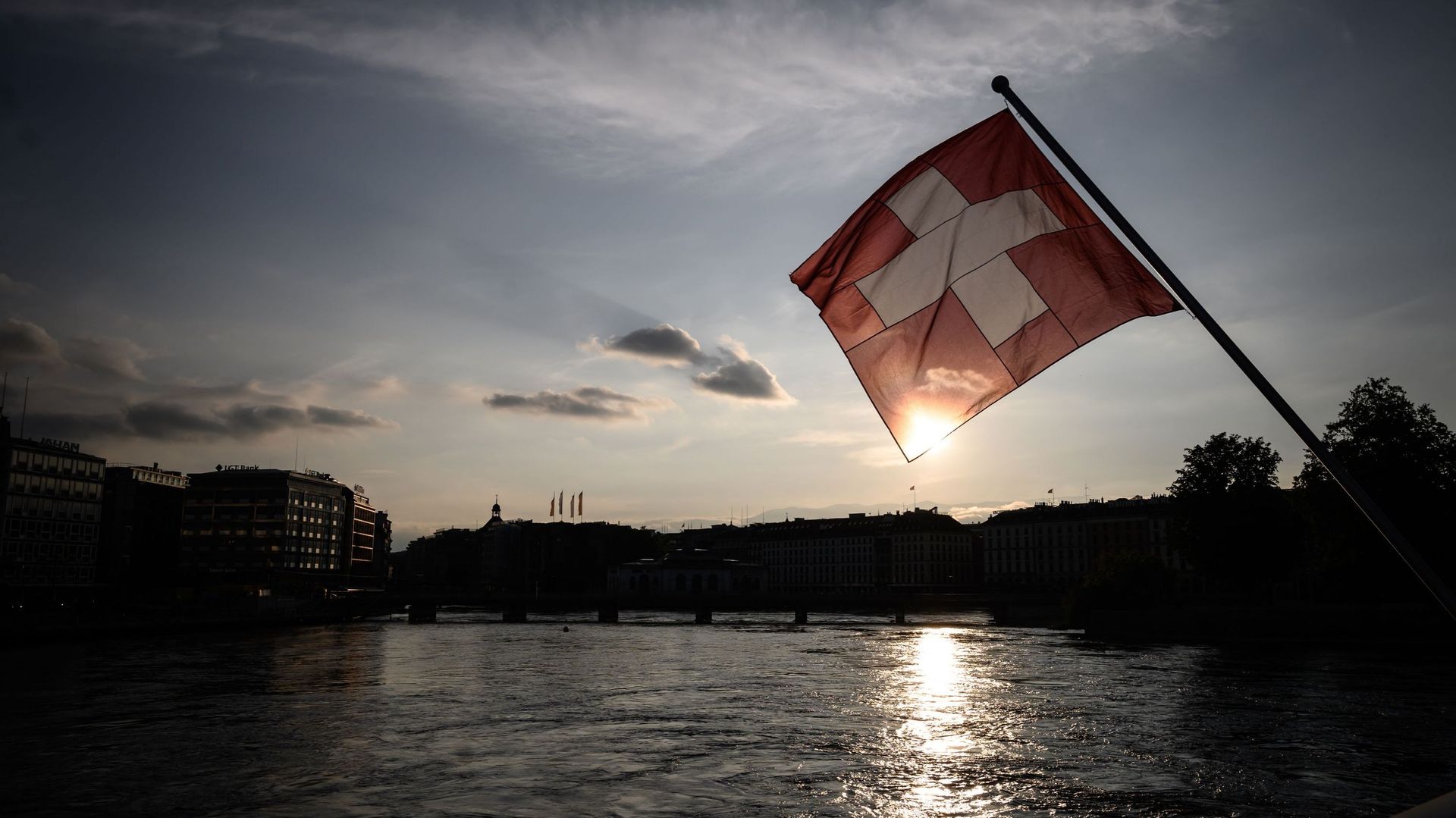 Depuis samedi après-midi, la région lémanique en Suisse est classée "zone rouge" par les autorités belges : les voyages n'y sont plus autorisées. Quarantaine et dépistage obligatoires en cas de retour.
