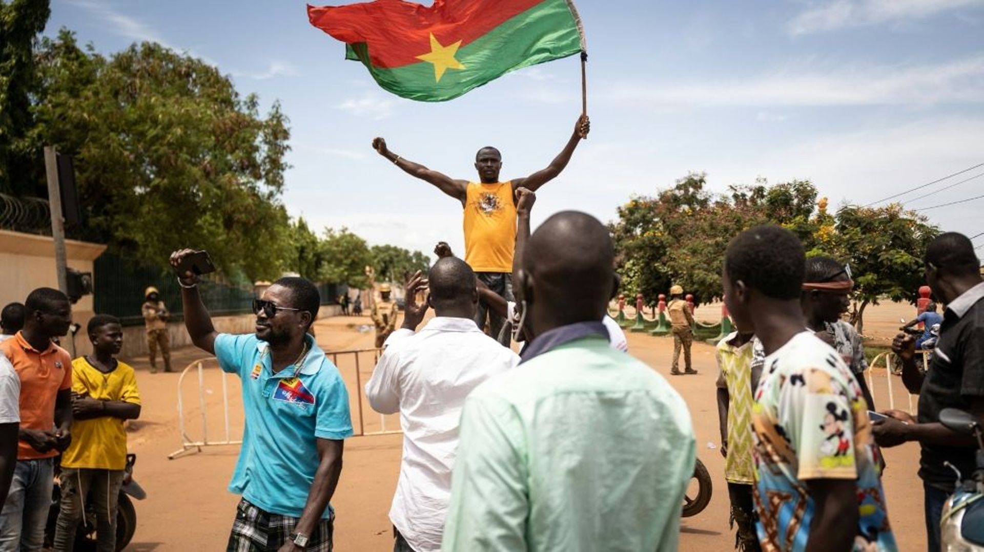 Un manifestant brandit un drapeau du Burkina Faso, le 30 septembre 2022 à Ouagadougou