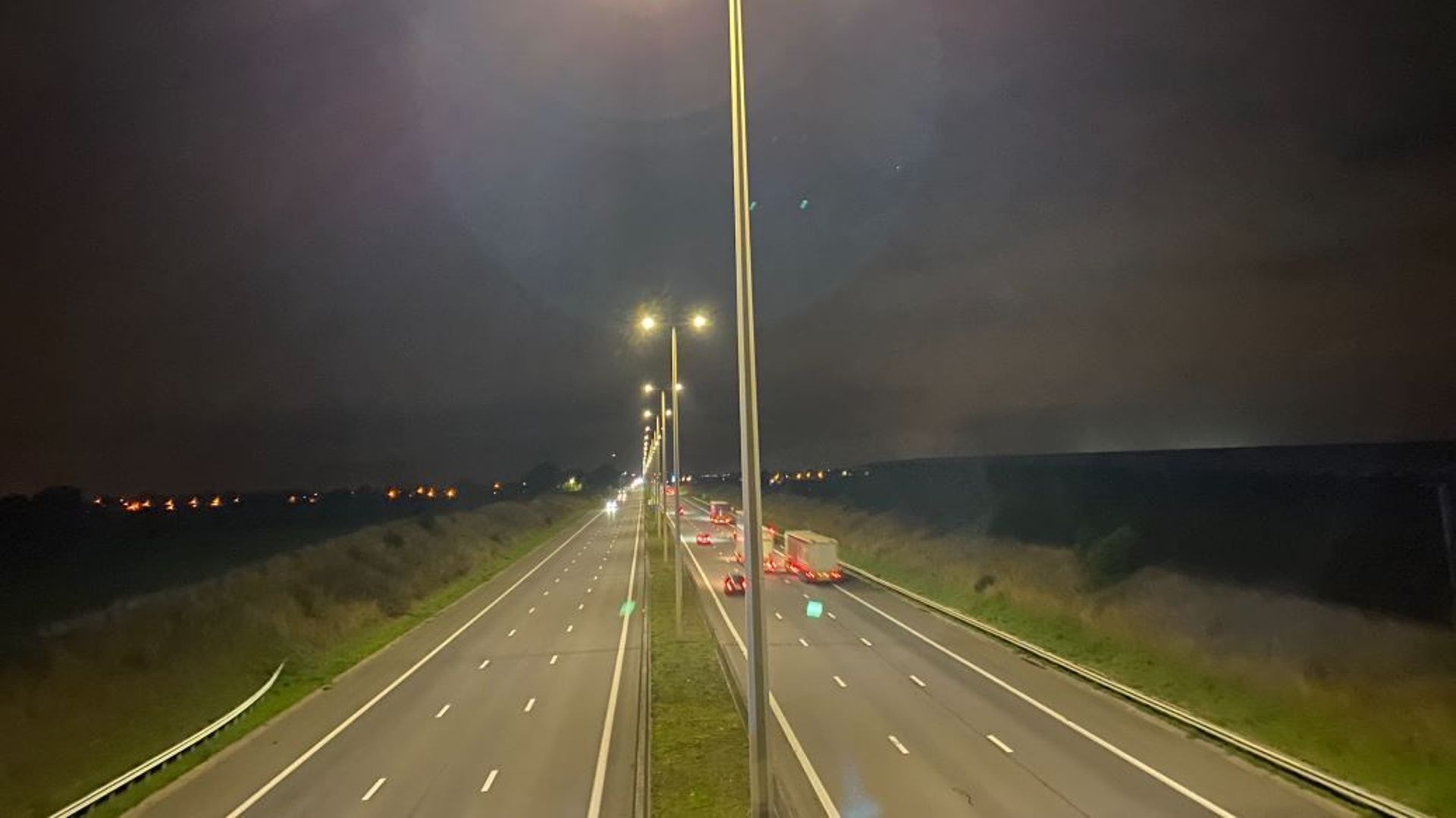 L'extinction de l'éclairage en berme centrale sur les autoroutes de Wallonie a débuté