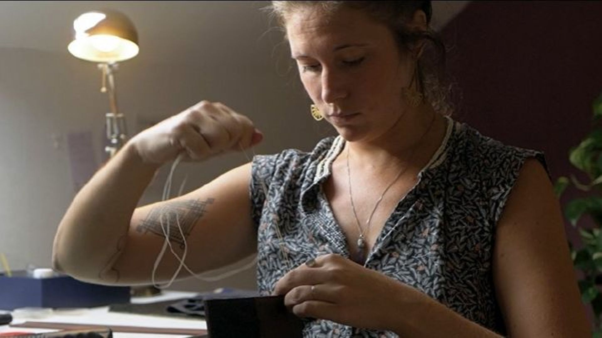 Du fil, une aiguille… Les outils qu’utilise Gaëlle lui permettent de travailler le cuir partout et tout le temps, une flexibilité en accord avec ses idéaux de vie