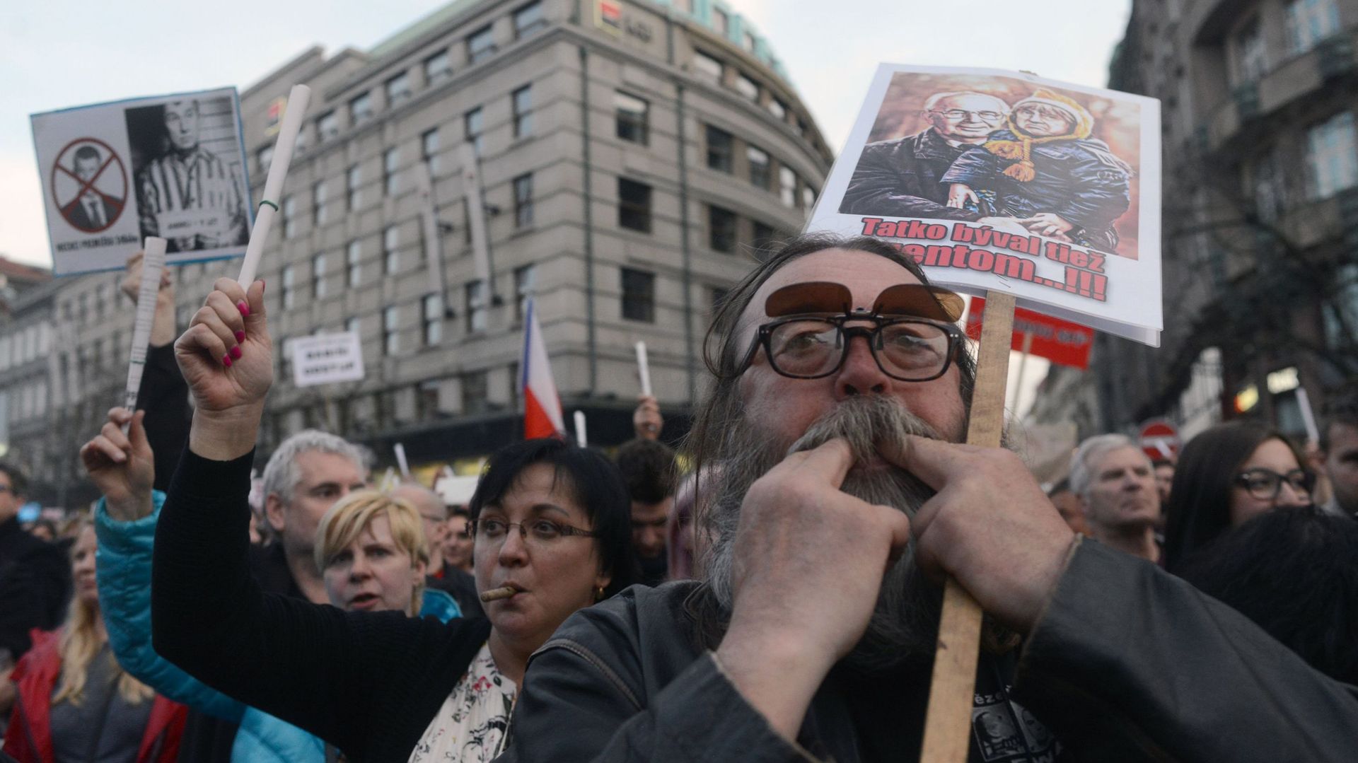 Des milliers de Tchèques ont manifesté à travers le pays contre le gouvernement