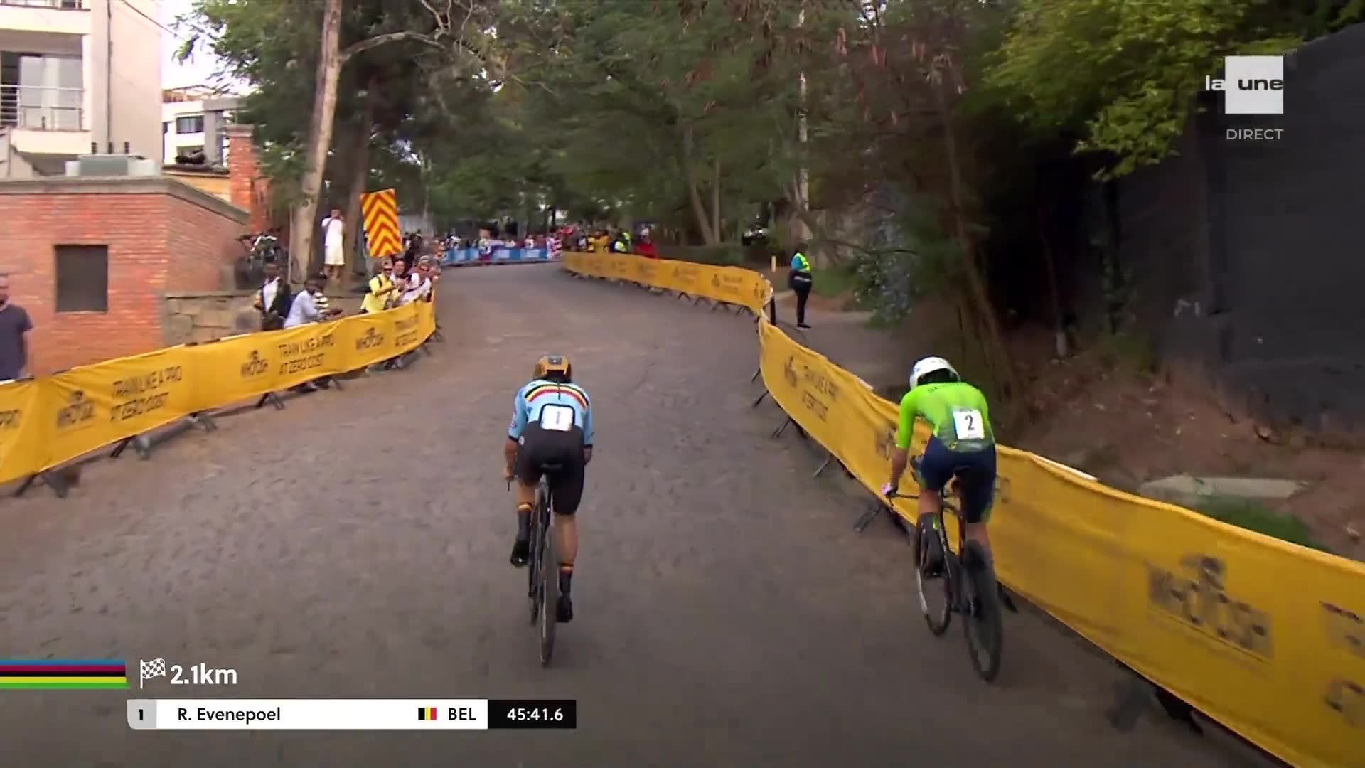 L’image des Mondiaux de cyclisme : Remco Evenepoel dépasse Tadej Pogacar lors du chrono