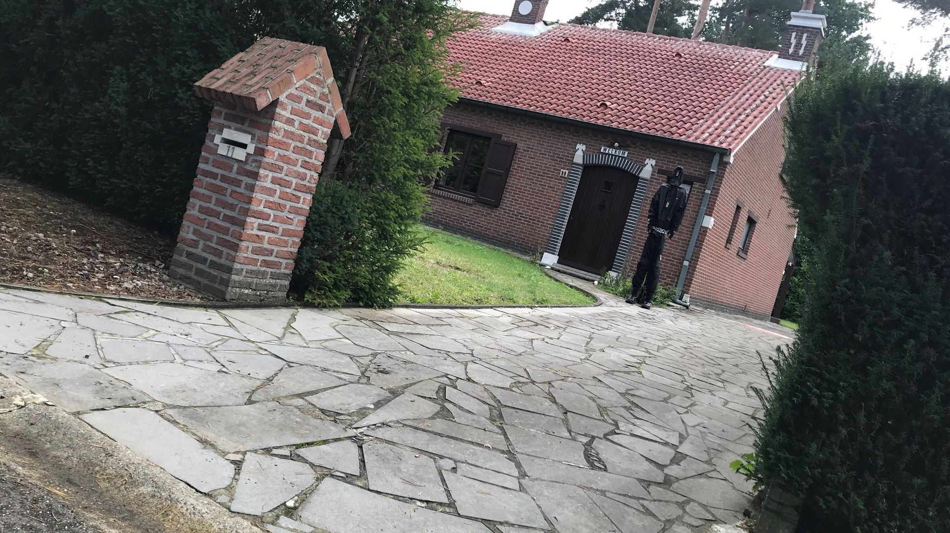 L'entrée de la désormais ancienne maison nazie.