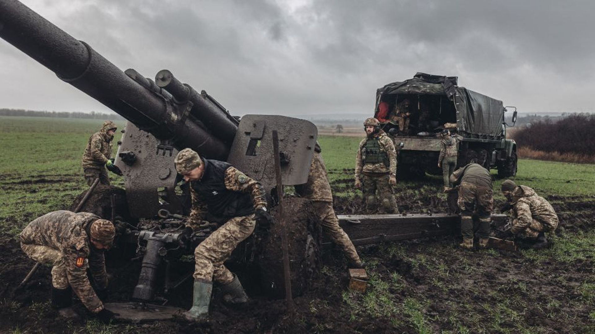 DONETSK OBLAST, UKRAINE – 6 JANVIER : Des soldats ukrainiens sont vus en train de se préparer à des tirs d’artillerie sur la ligne de front de Pisky dans l’oblast de Donetsk, en Ukraine, le 6 janvier 2023.
