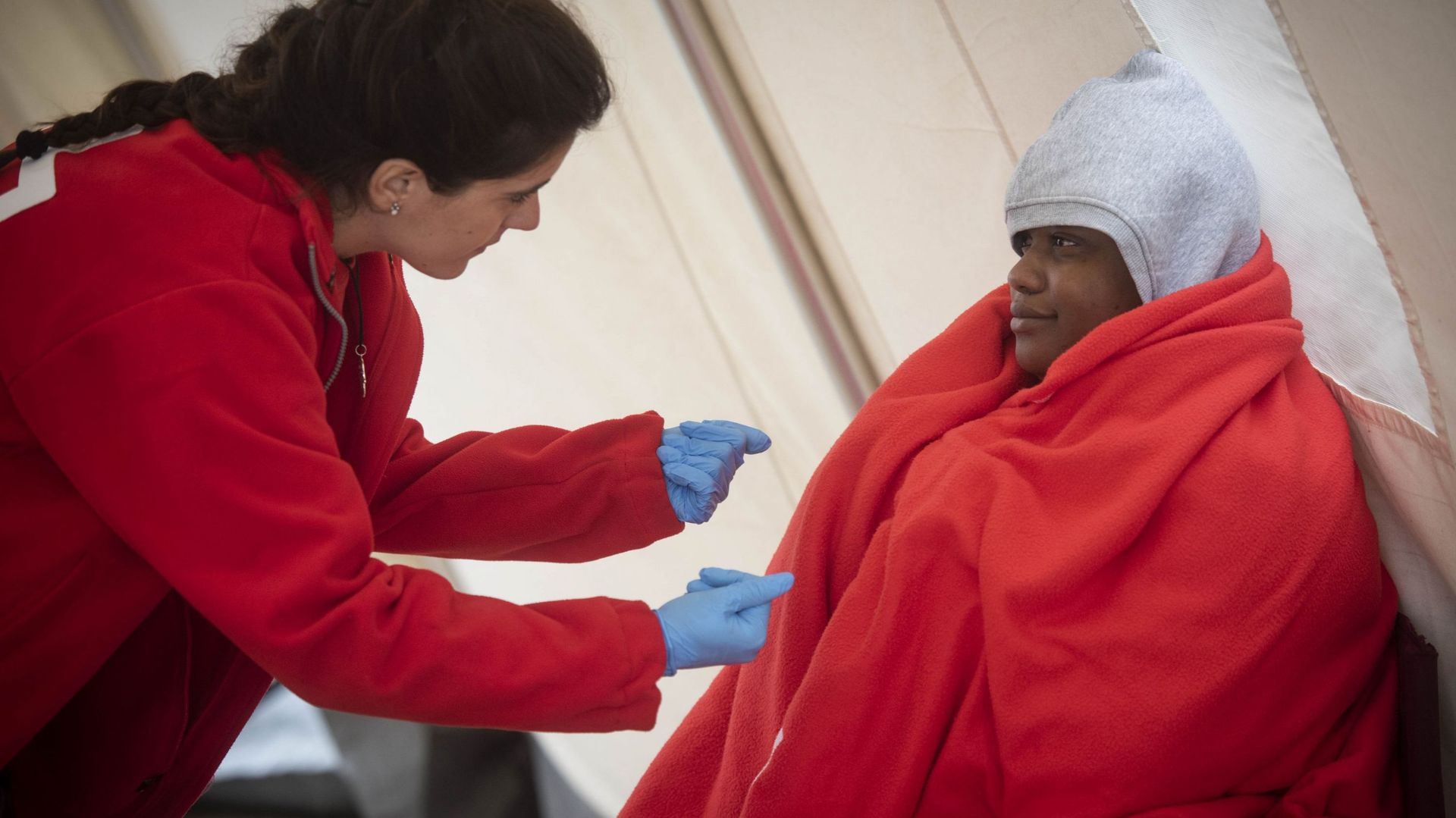 Quatre morts et près de 700 migrants secourus en tentant de gagner l ...