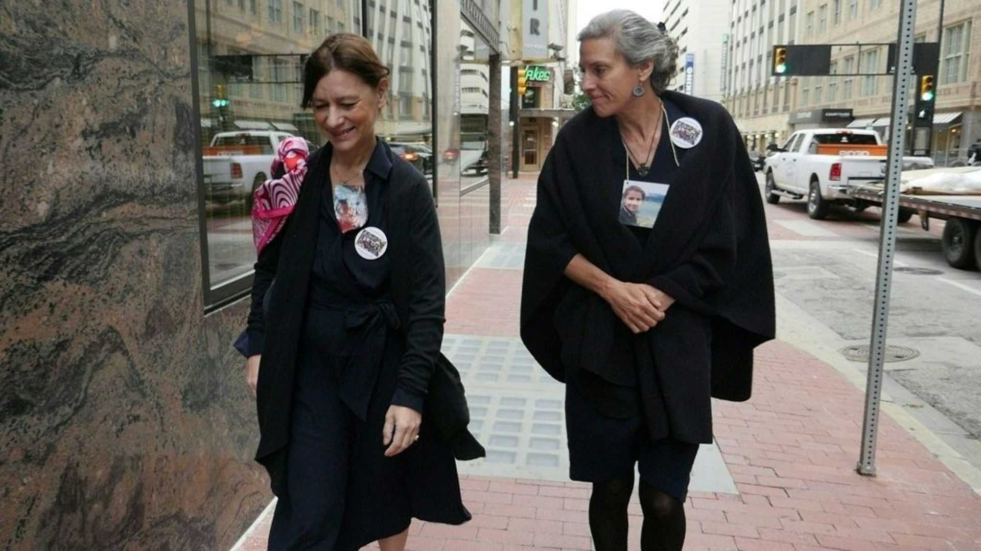 Catherine Berthet (gauche) et Nadia Milleron arrivent au tribunal de Fort Worth (Texas) pour une audience sur des crashs de Boeing 737 MAX en octobre 2018 et mars 2019.