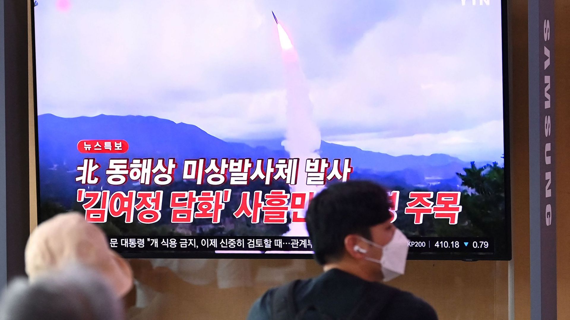 Des personnes regardent un journal télévisé montrant des images d'un essai de missile nord-coréen, dans une gare de Séoul, le 28 septembre 2021, après que la Corée du Nord a tiré un "projectile non identifié" dans la mer au large de sa côte est, selon l'a