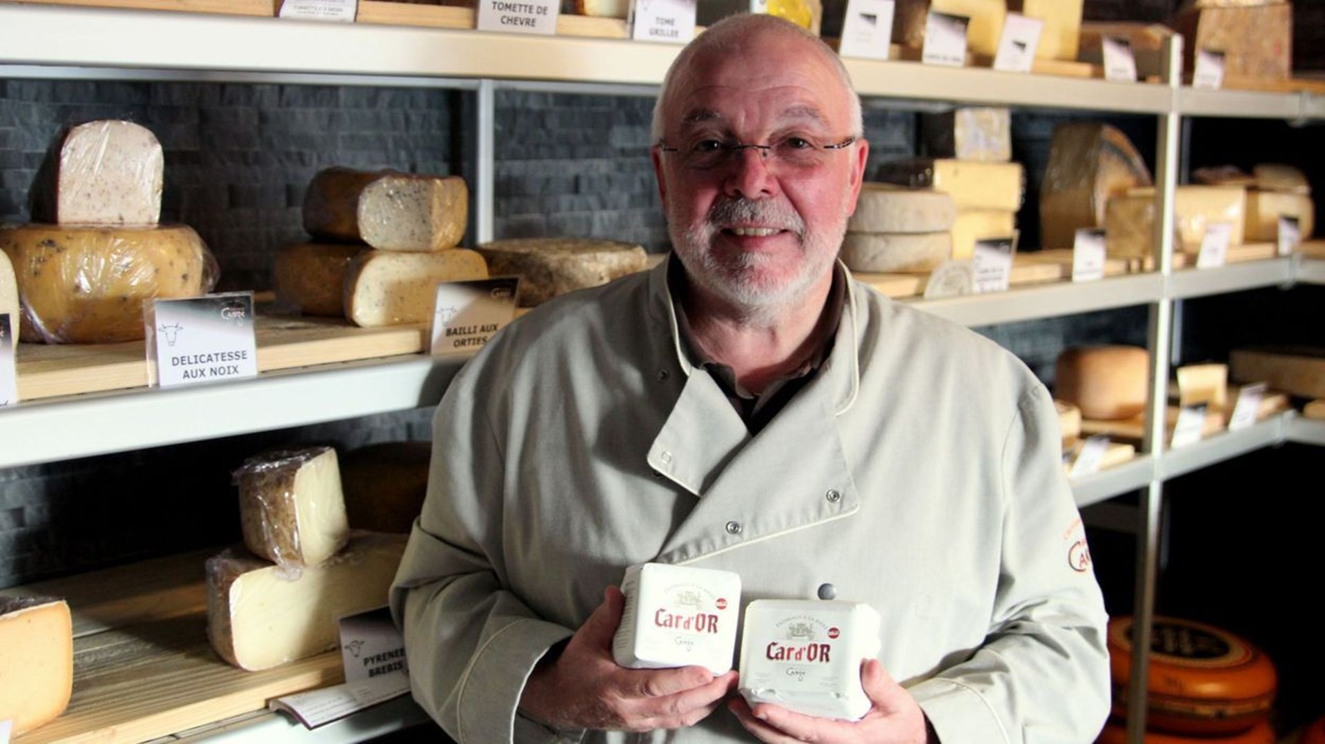 Jacquy Cange est artisan affineur de fromages depuis 30 ans. Il y a quelques mois, il a eu l’idée de créer un fromage à base de la bière « Car d’or » de la brasserie Saint-Feuillien.