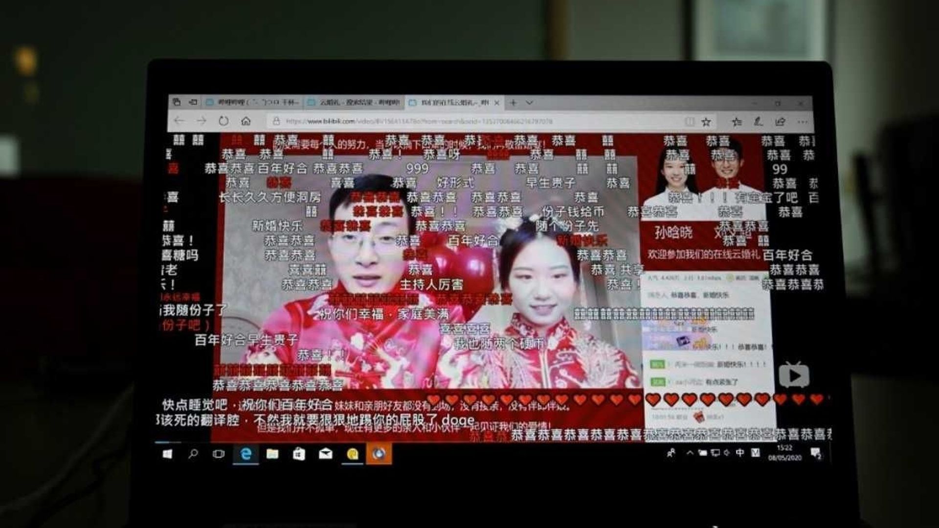 Pour cause de virus, des Chinois sont contraints de se marier sur internet, sans lésiner sur les effets spéciaux.