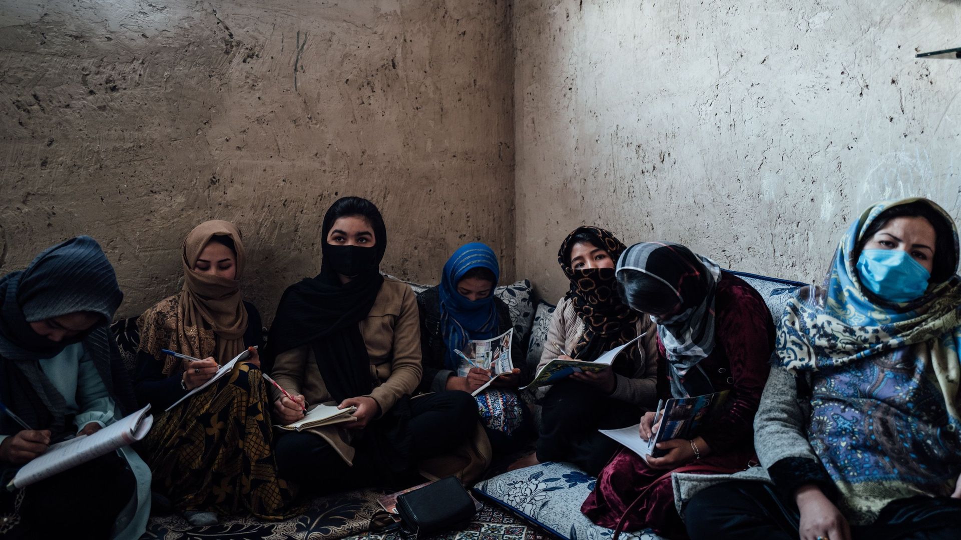 Des jeunes filles suivent un cours dans une école secrète, quelque part à Kaboul le 29 novembre 2021.