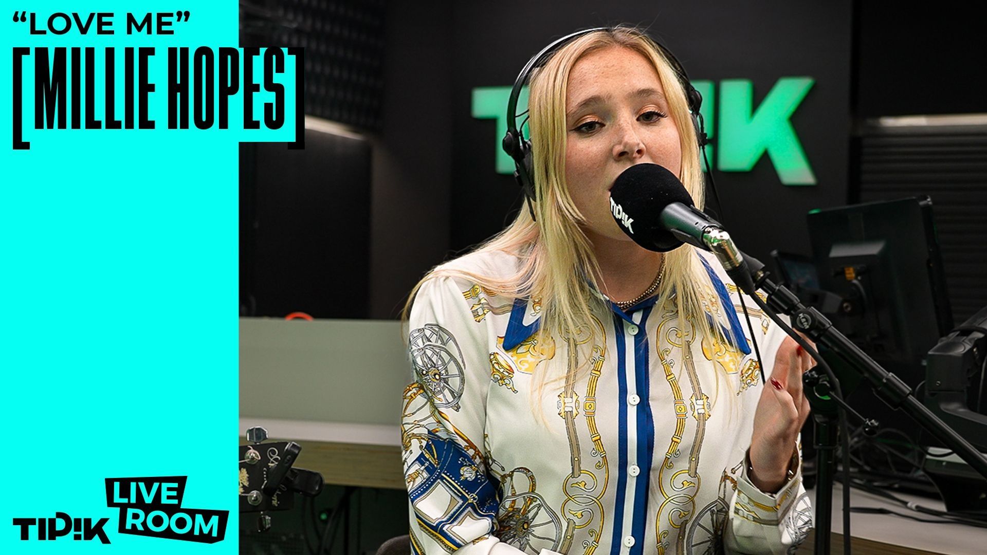 Millie Hopes interprète une version acoustique de son dernier single "Love Me" chez Samy et Lou