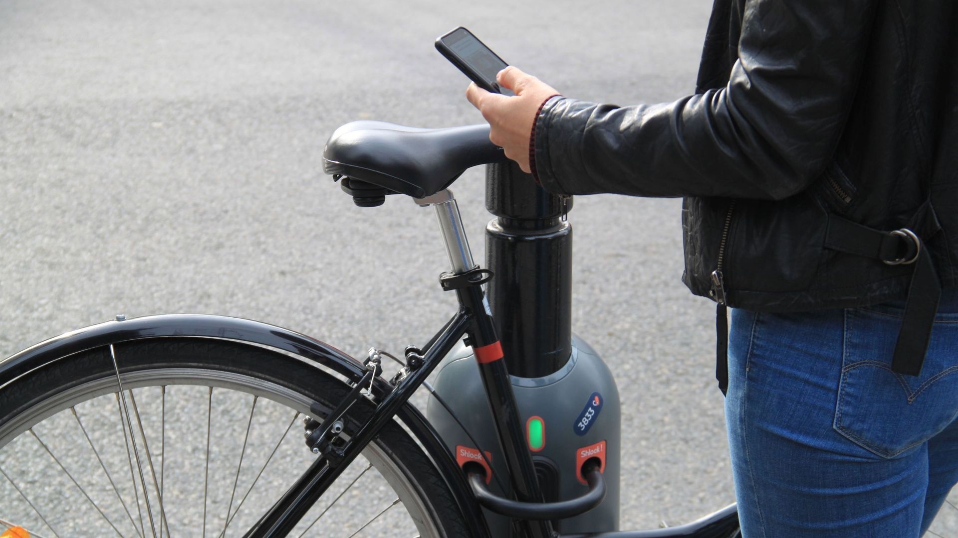 Nouveau parking vélo gratuit et sécurisé au centre-ville #pendant la  période des fêtes