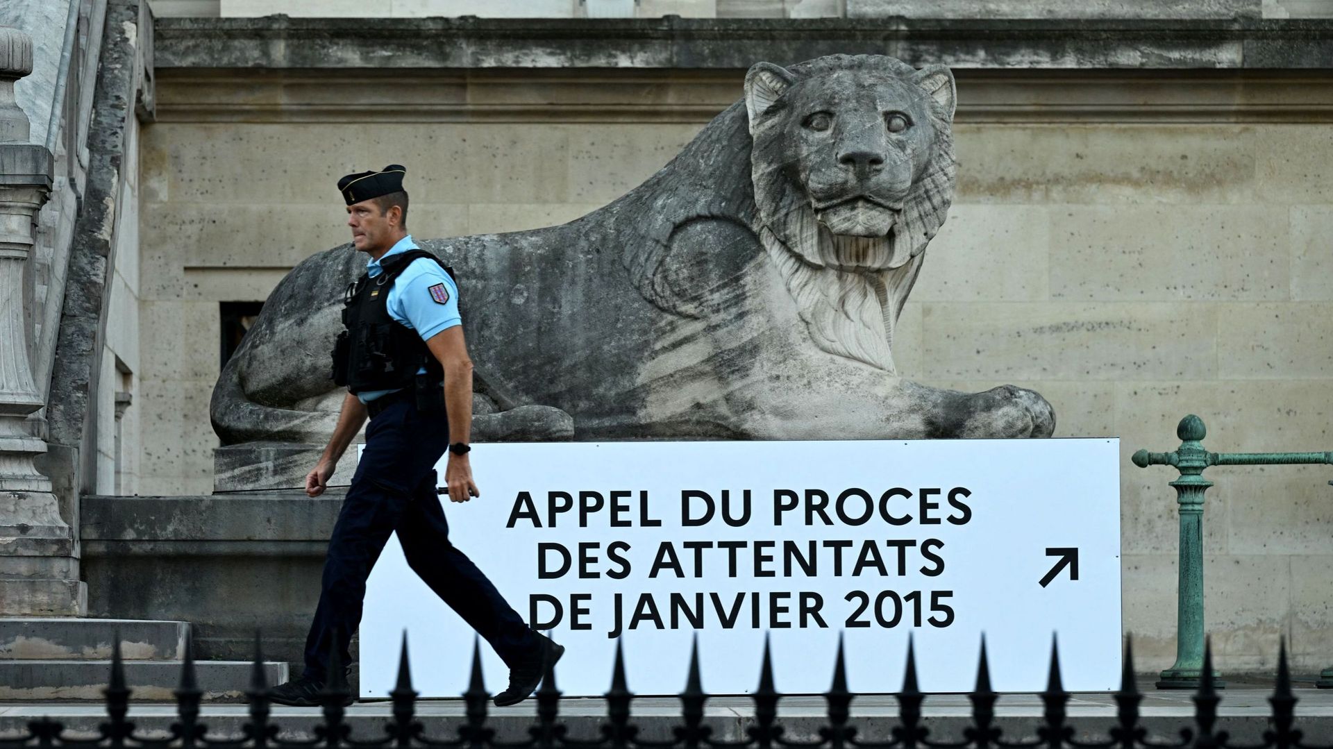 Un gendarme français marche devant le Palais de justice avant le procès en appel des attentats de Charlie Hebdo, lorsque des membres du magazine satirique français ont été tués par des tireurs djihadistes en janvier 2015, à Paris, le 12 septembre 2022. De