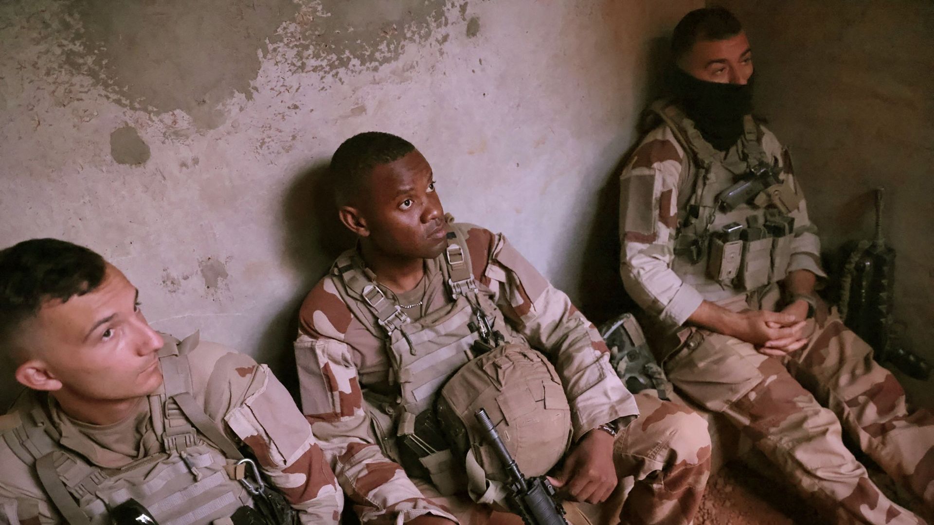 Des soldats français de l’opération Barkane se protègent dans un abri lors d’une attaque à la roquette sur la base militaire de Gao au Mali, le 5 décembre 2021.