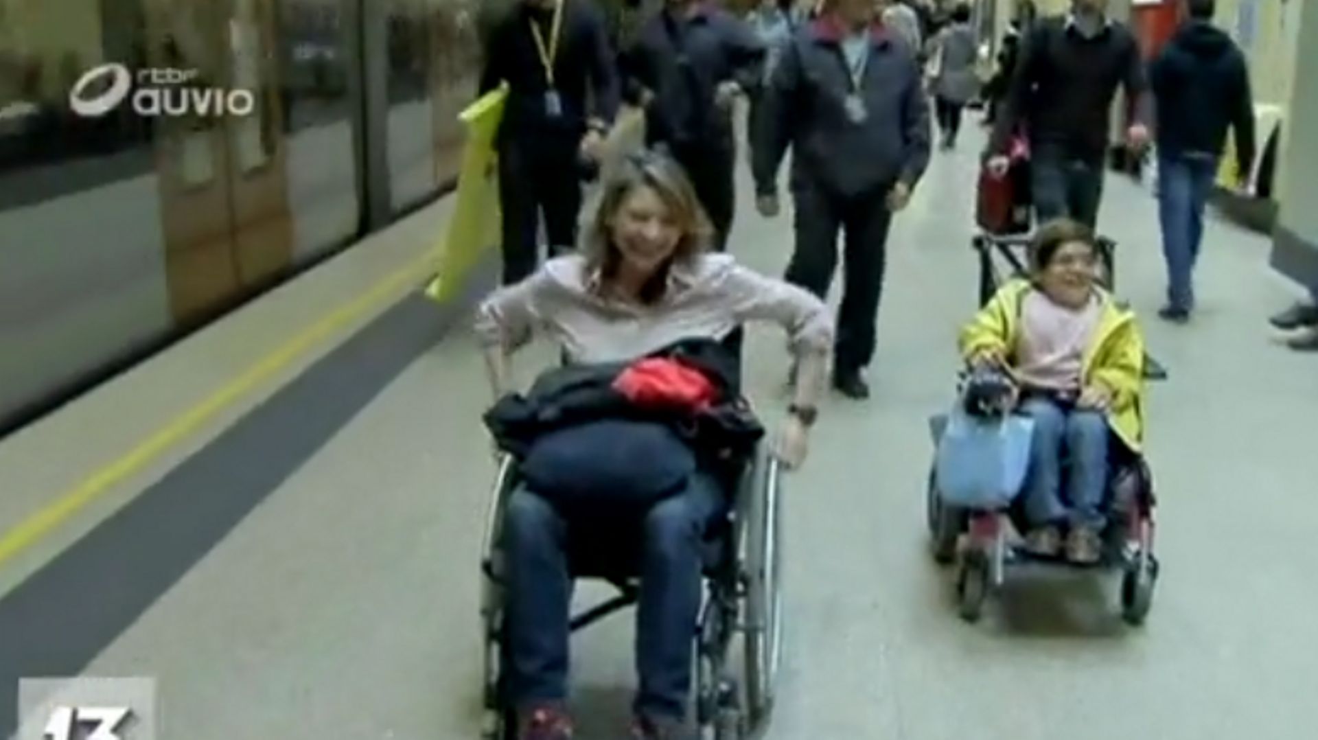 Accessibilité de PMR: Céline Delforge (Ecolo) a pris le métro en chaise roulante