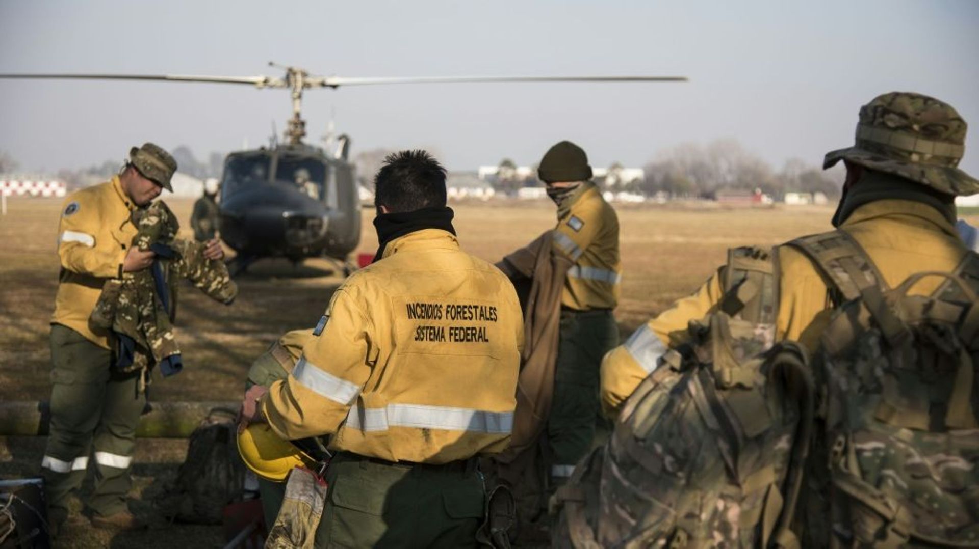 Des pompiers s'apprêtent à embarquer à bord d'hélicoptères pour combattre les incendies dans la région de la ville de Rosario, au delta du Parana le 1er août 2020
