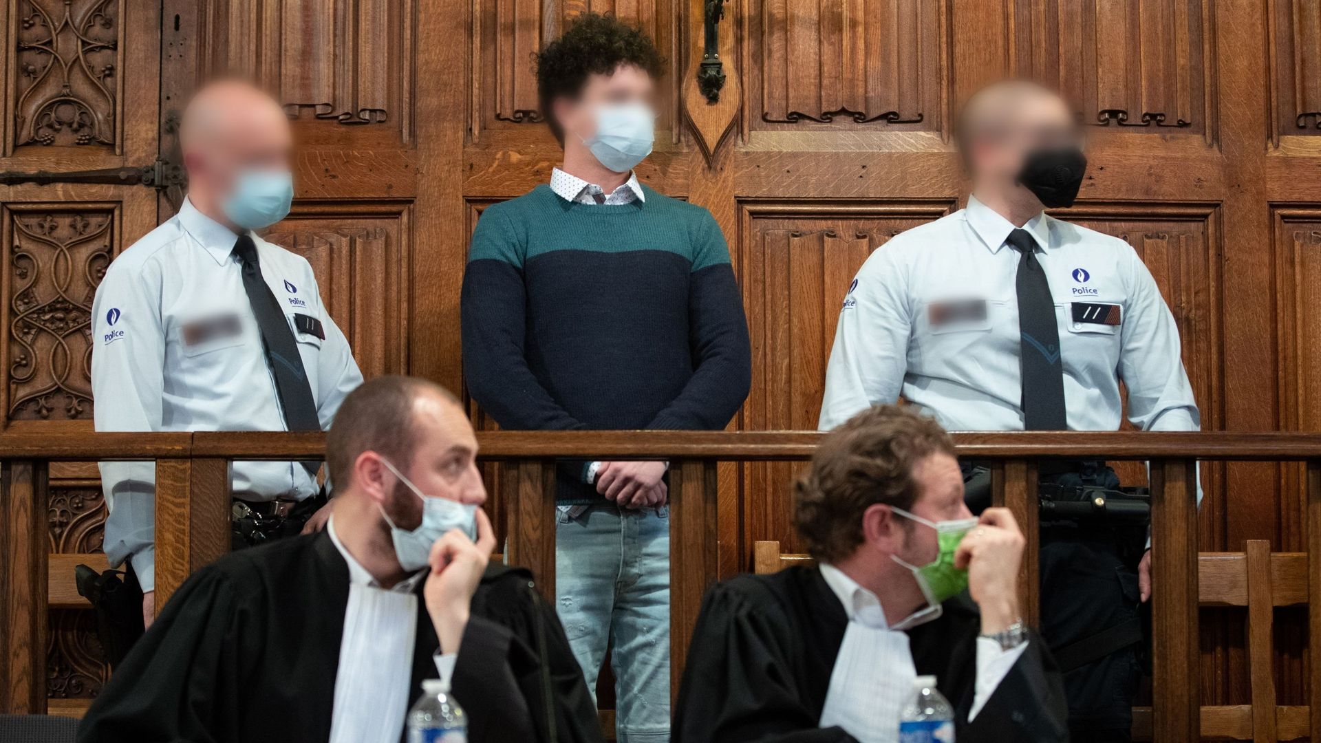 Les avocats Thomas Hames et Philippe Zevenne et l'accusé Brahim Cherabi photographiés lors de la constitution du jury pour le procès de Brahim Cherabi et Younis Bahou devant la Cour d'assises de Liège, mercredi 19 janvier 2022, à Liège