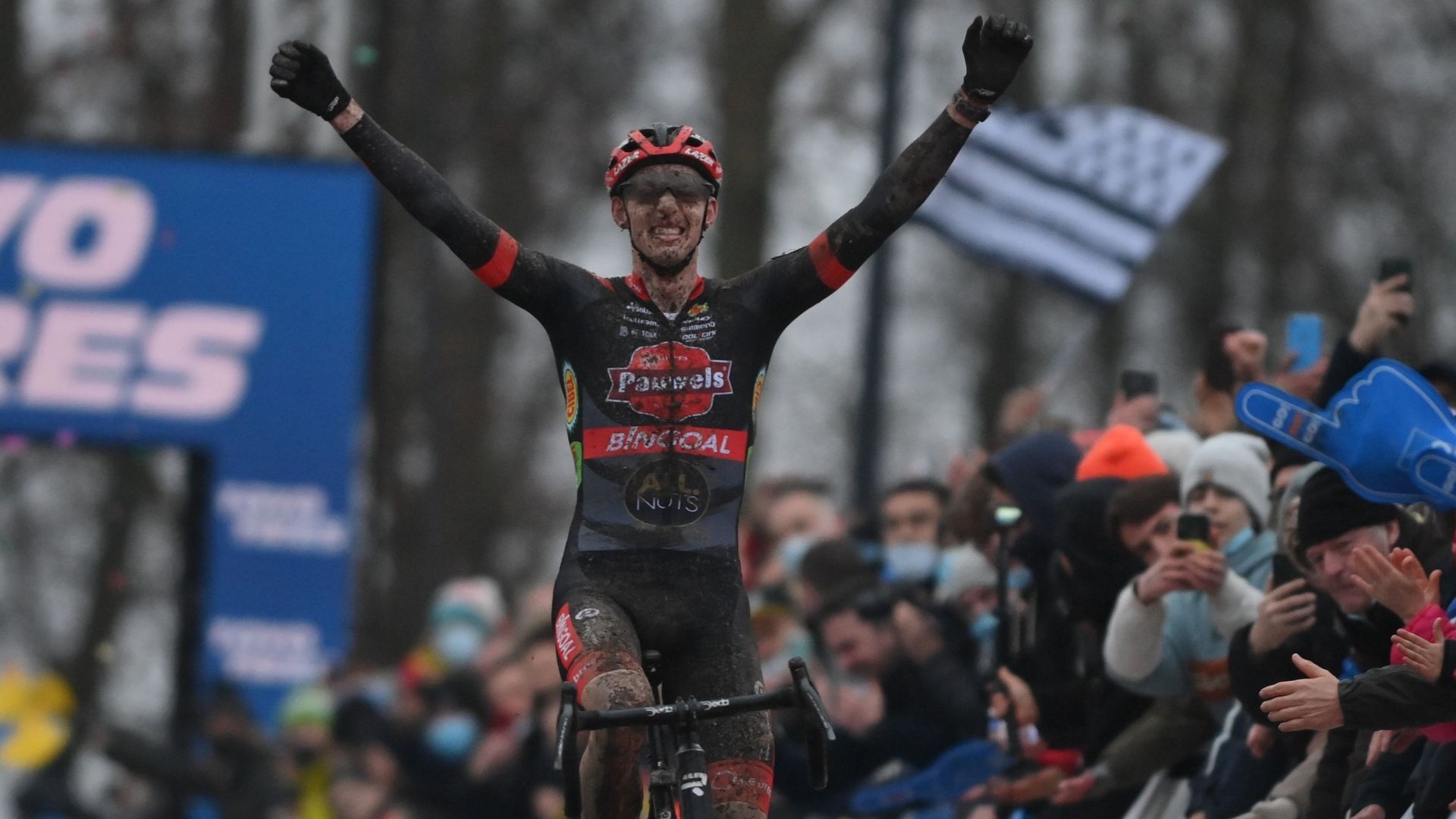 Le Belge Michael Vanthourenhout célèbre sa victoire, sur la course élite masculine de la Coupe du monde de cyclocross à Namur, ce dimanche. 