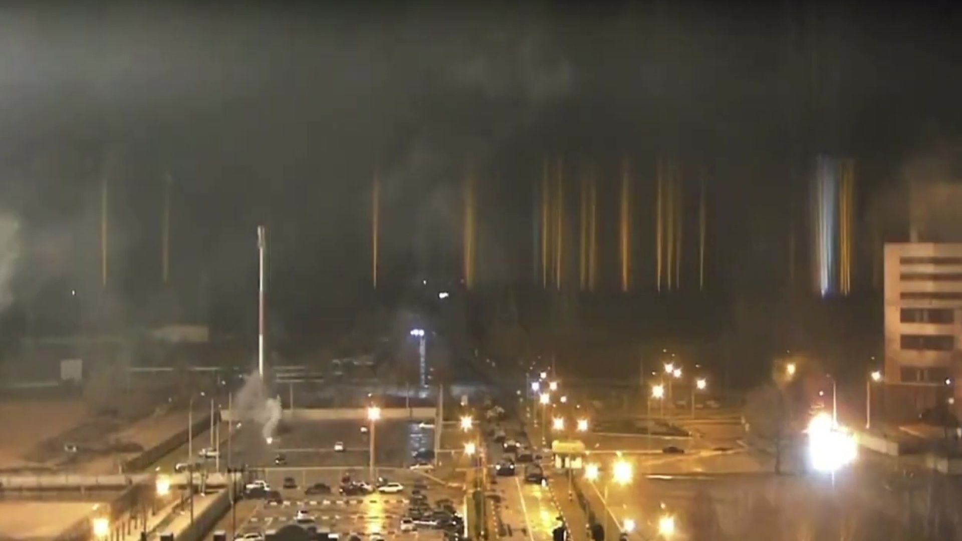 Une capture d’écran d’une vidéo montre une vue de la centrale nucléaire de Zaporizhzhia lors d’un incendie suite à des affrontements autour du site à Zaporizhzhia, en Ukraine, le 4 mars 2022.