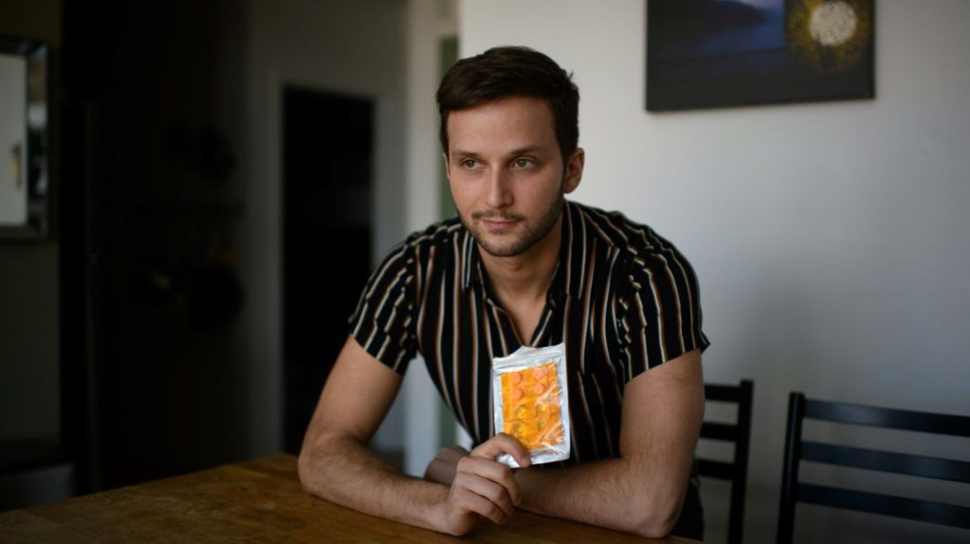 Philip Markle pose avec une plaquette de kétamine chez lui, le 27 janvier 2022 à New York 