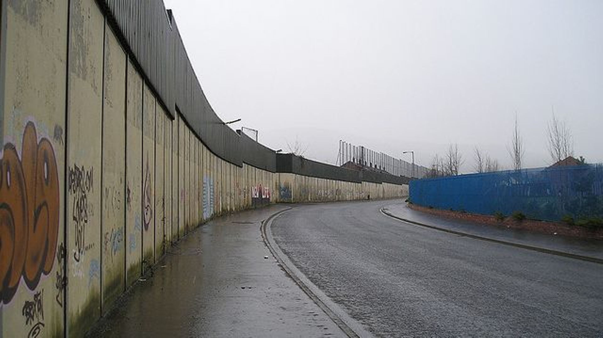 Un mur sépare toujours les deux communautés à Belfast