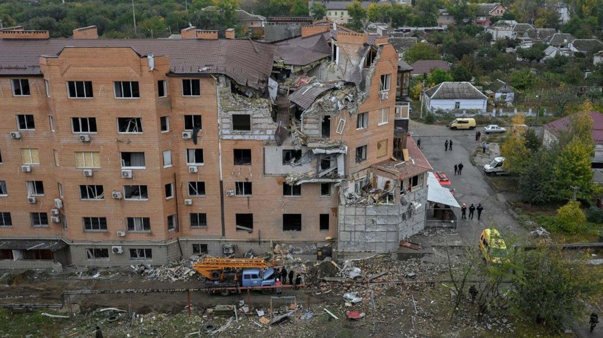 Un immeuble détruit par une frappe à Mykolaïv, le 23 octobre 2022 en Ukraine
