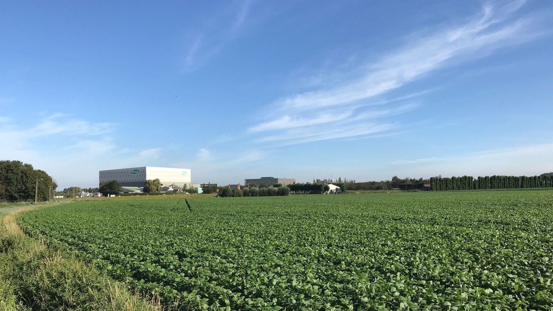 L’usine Ardo, en Flandre occidentale, fournit 150 mille mètres cubes d’eaux usées épurées pour irriguer les champs qui l’entourent.