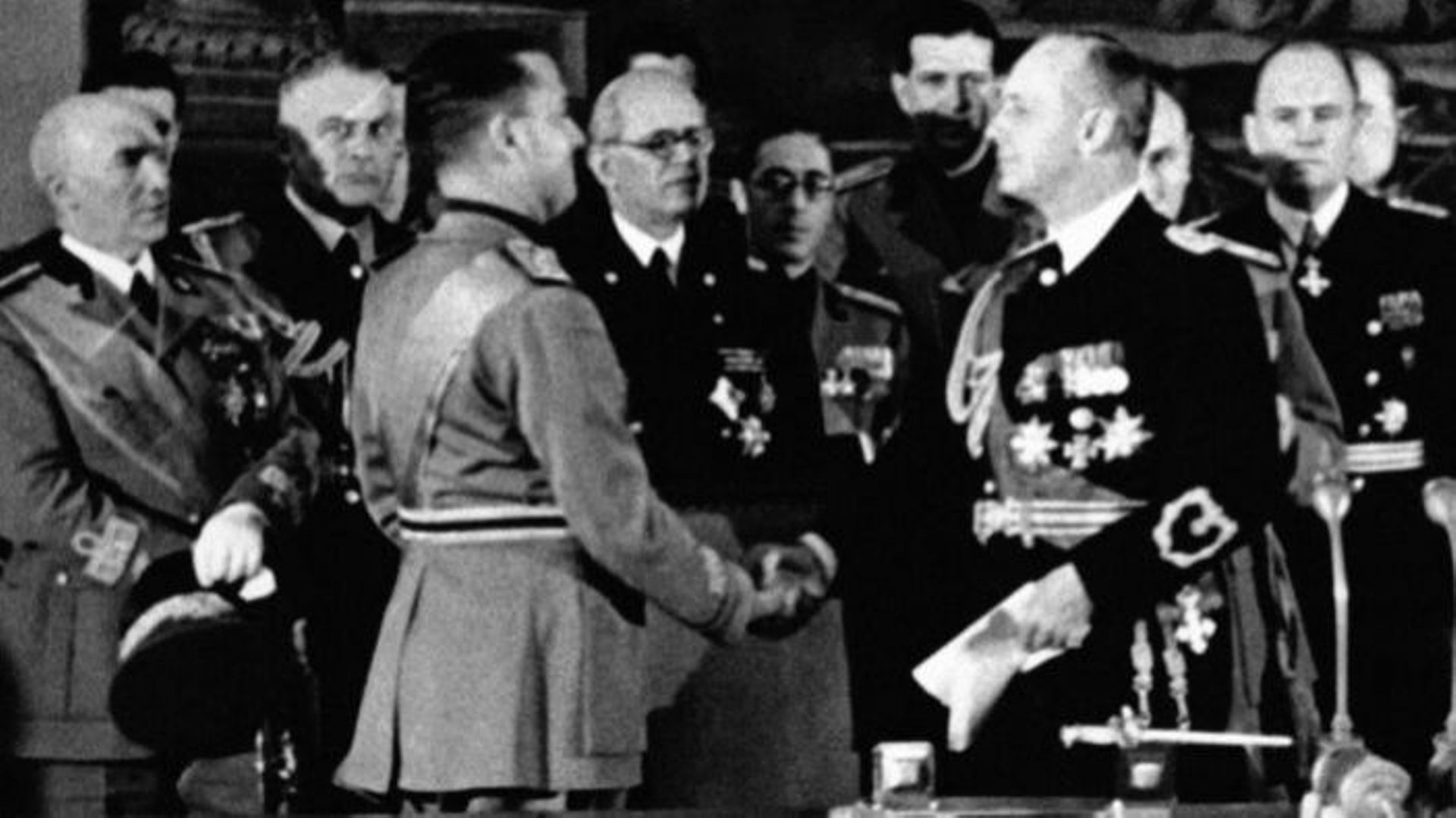 Joachim von Ribbentrop et le Comte Ciano se serrent la main après la signature du Pacte d’acier entre le IIIe Reich et l’Italie fasciste le 22 mai 1939 à Berlin.