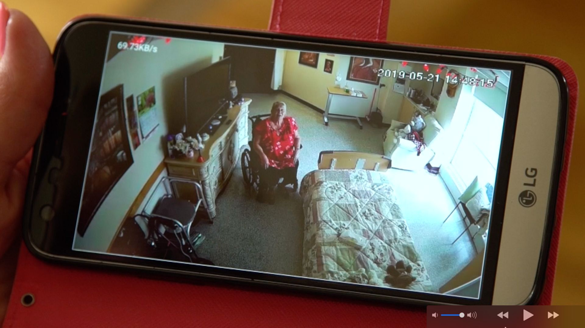 Au Québec, il est légal de placer une caméra de surveillance dans une chambre de maison de repos. Il y a toutefois des conditions et des limites.