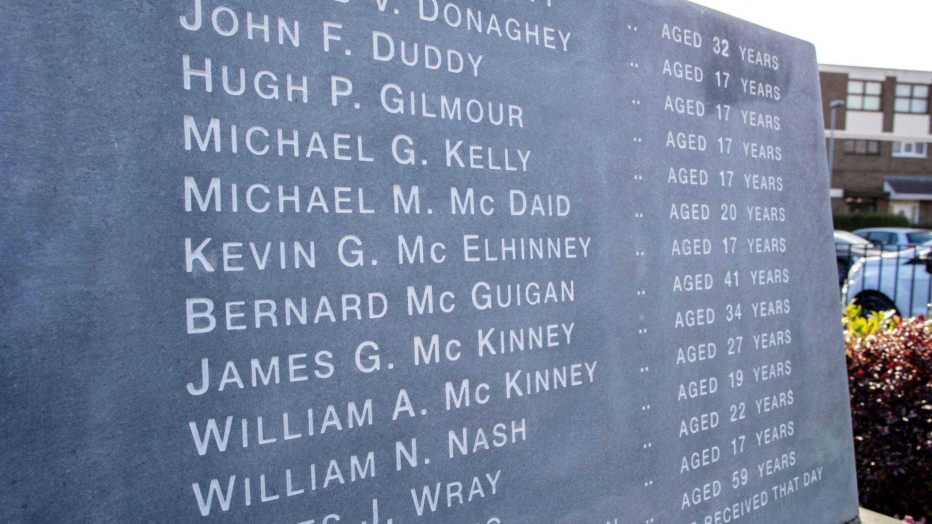 Sur une stèle commémorative du quartier de Bogside, la liste des morts du Bloody Sunday.