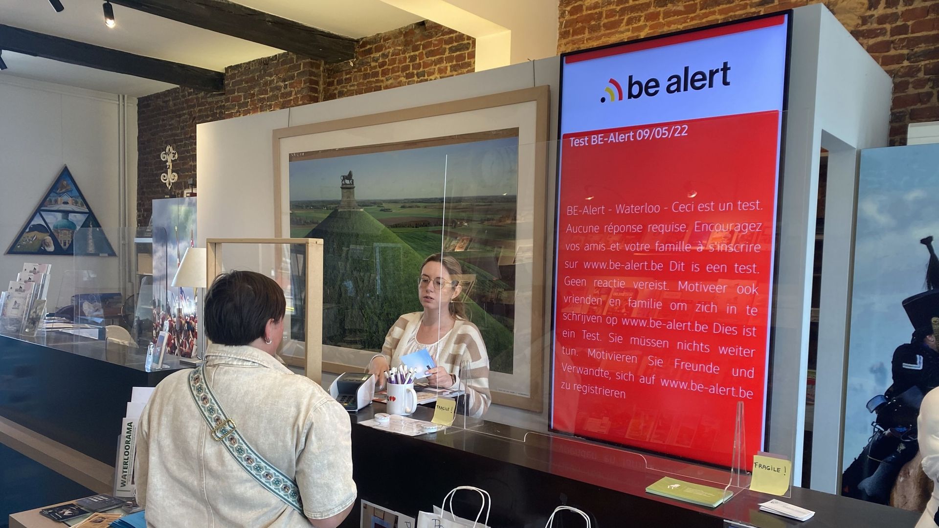 BE-Alert peut désormais diffuser ses messages sur des panneaux d’information numériques. Un premier test à été réalisé à Waterloo. 