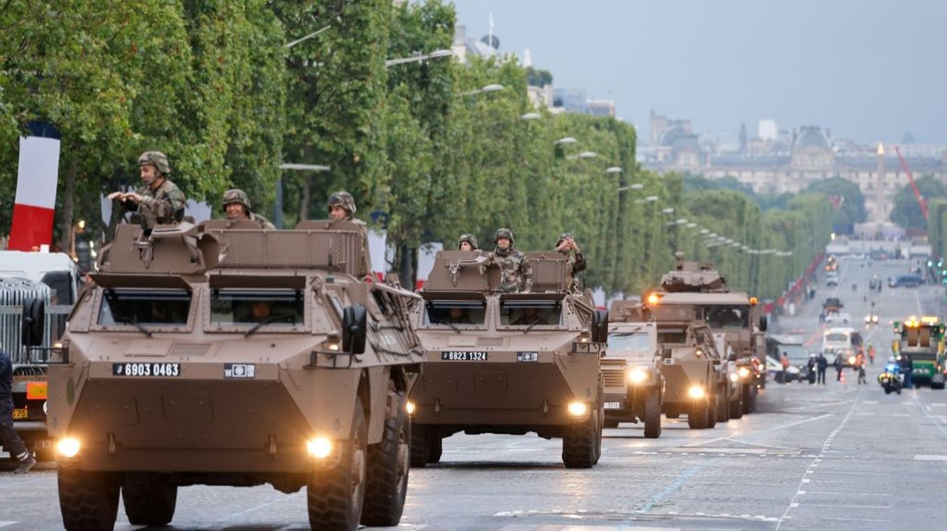 Des véhicules blindés de l’armée française défilent sur les Champs Elysées à Paris, le 14 juillet 2021.
