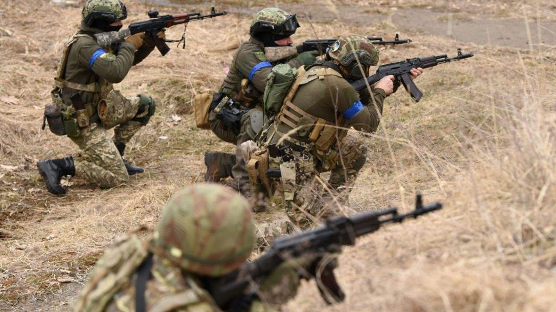 Des membres des forces de défense territoriale ukrainiennes s’entraînent au combat près de Lviv, le 16 mars 2022