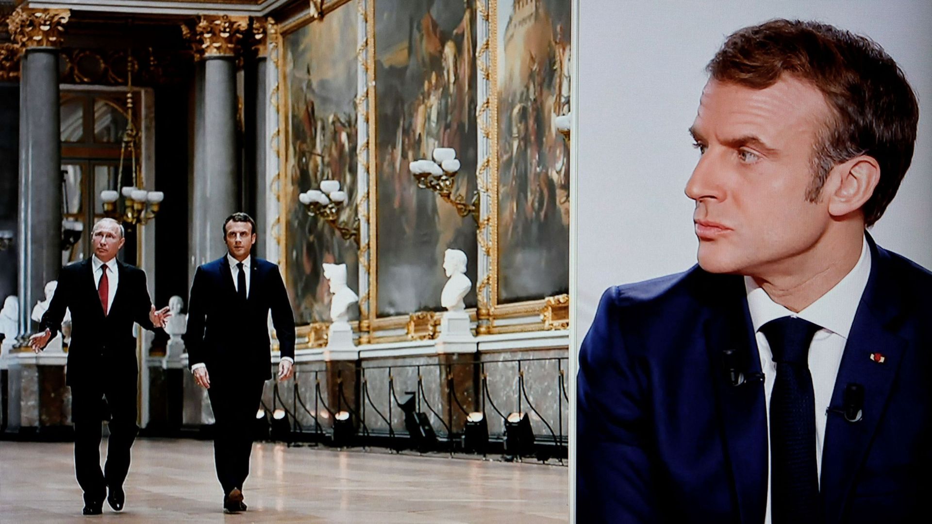 Emmanuel Macron regarde une photo le montrant avec le président russe Vladimir Poutine lors d’une rencontre précédente sur TF1 en décembre 2022 (illustration)