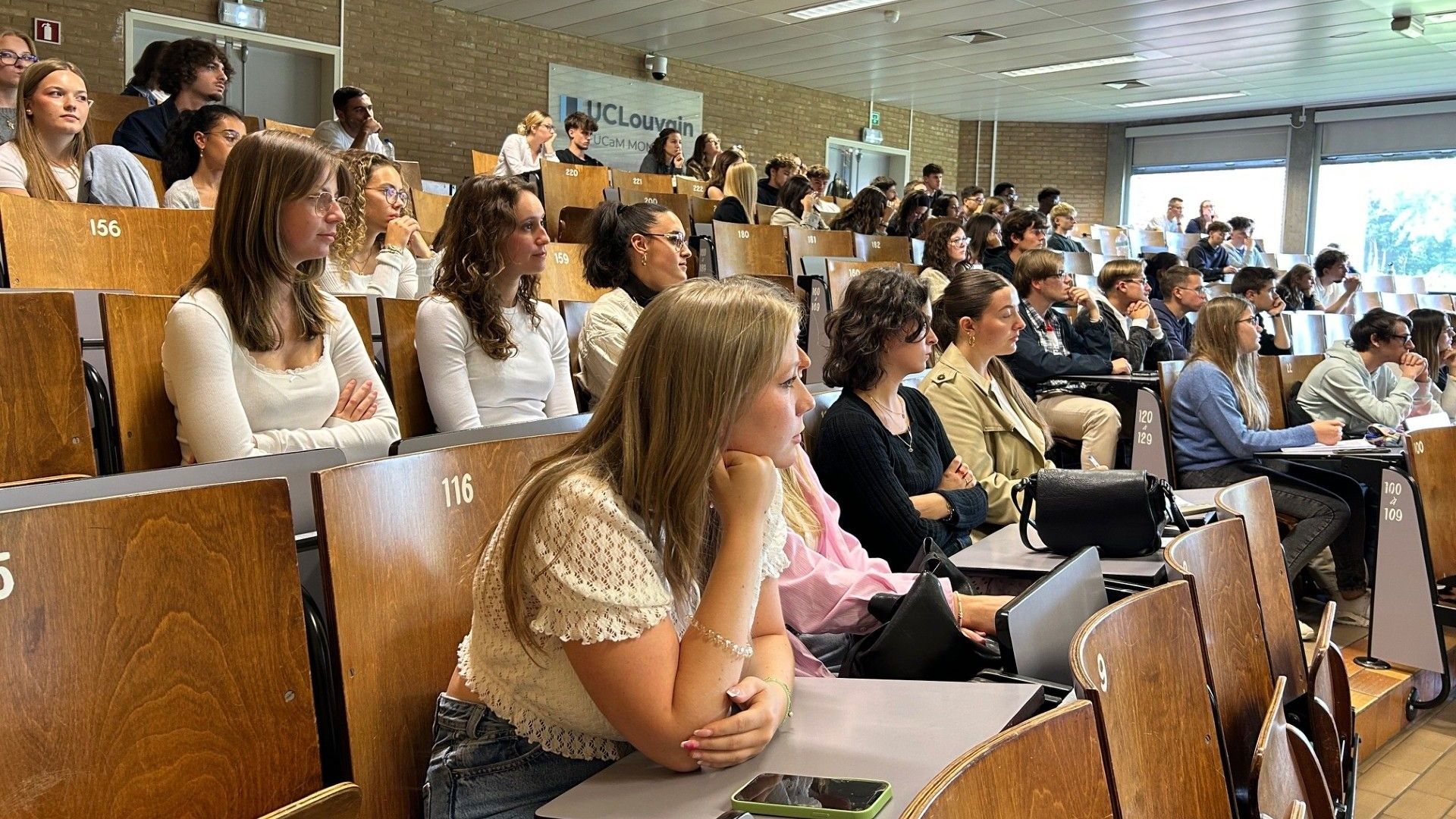 Les étudiants en sciences politiques à Mons : "Un bon cursus pour comprendre le monde, en train de basculer, et pouvoir changer certaines choses"