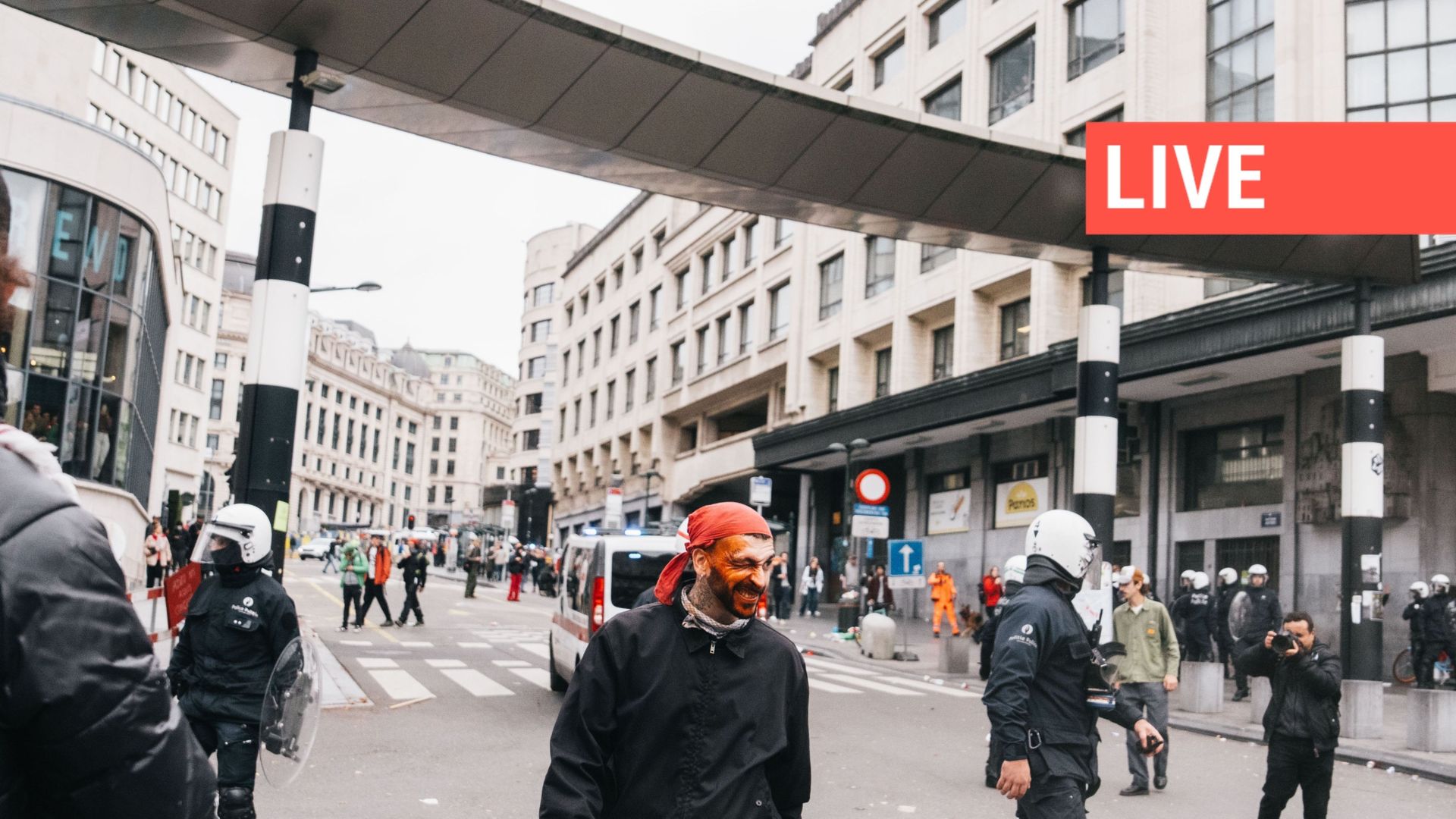 Direct - Manifestation nationale : la police anti-émeute déployée à la Gare centrale, affrontements entre manifestants et policiers dans les Marolles