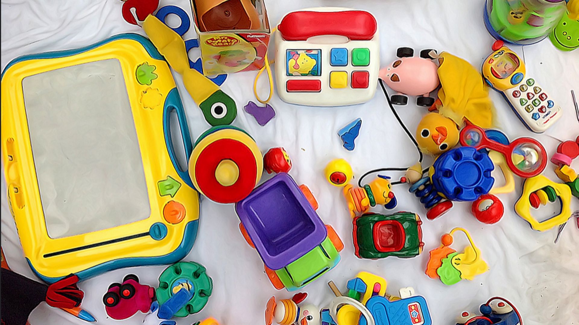 Looops récolte les nombreux jouets qui encombrent les armoires, ceux avec lesquels les enfants ne jouent plus. 