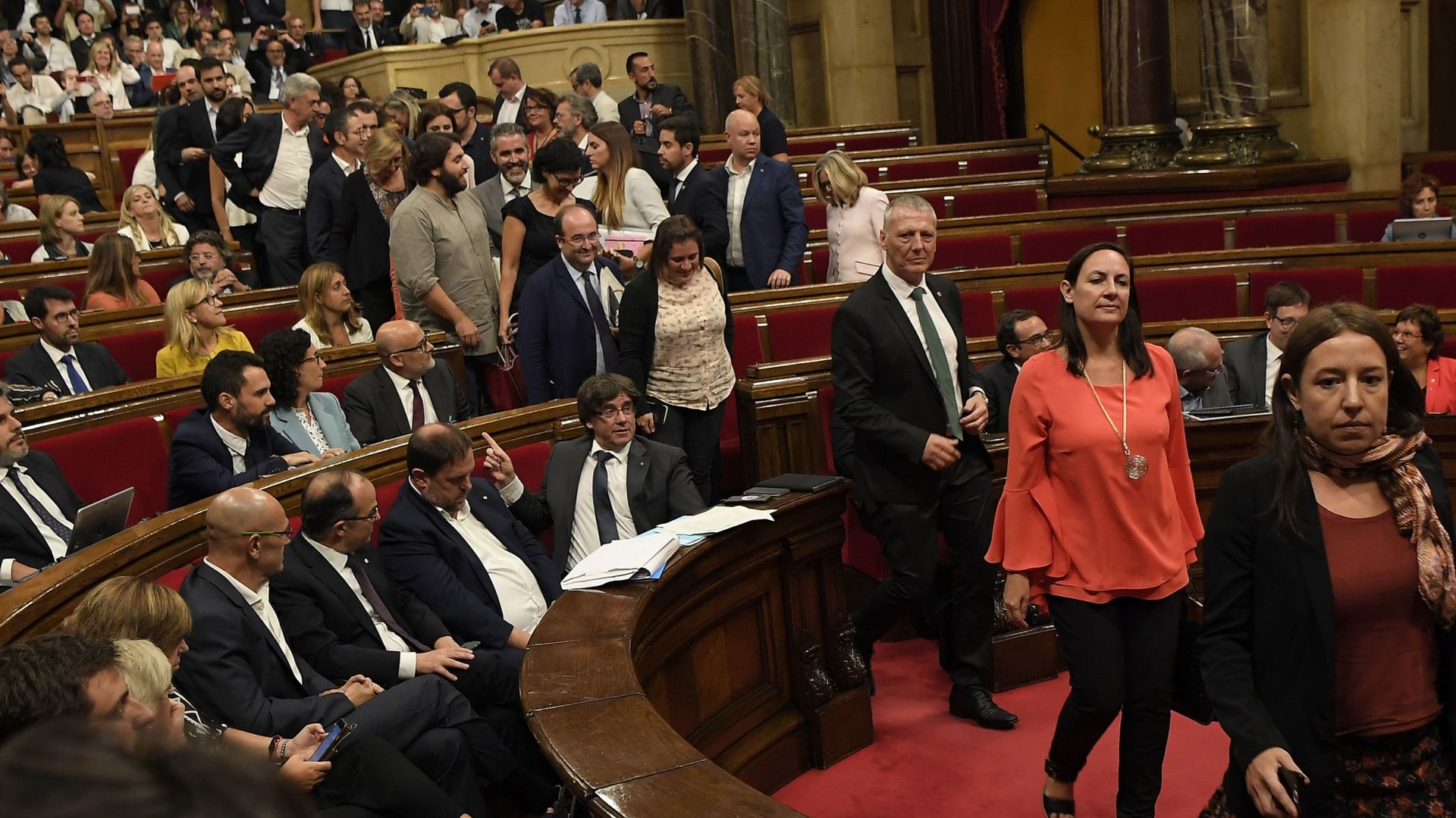 Les élus de l'opposition ont quitté l'hémicycle pour ne pas participer au vote, laissant derrière eux des drapeaux catalans et espagnols côte à côte.