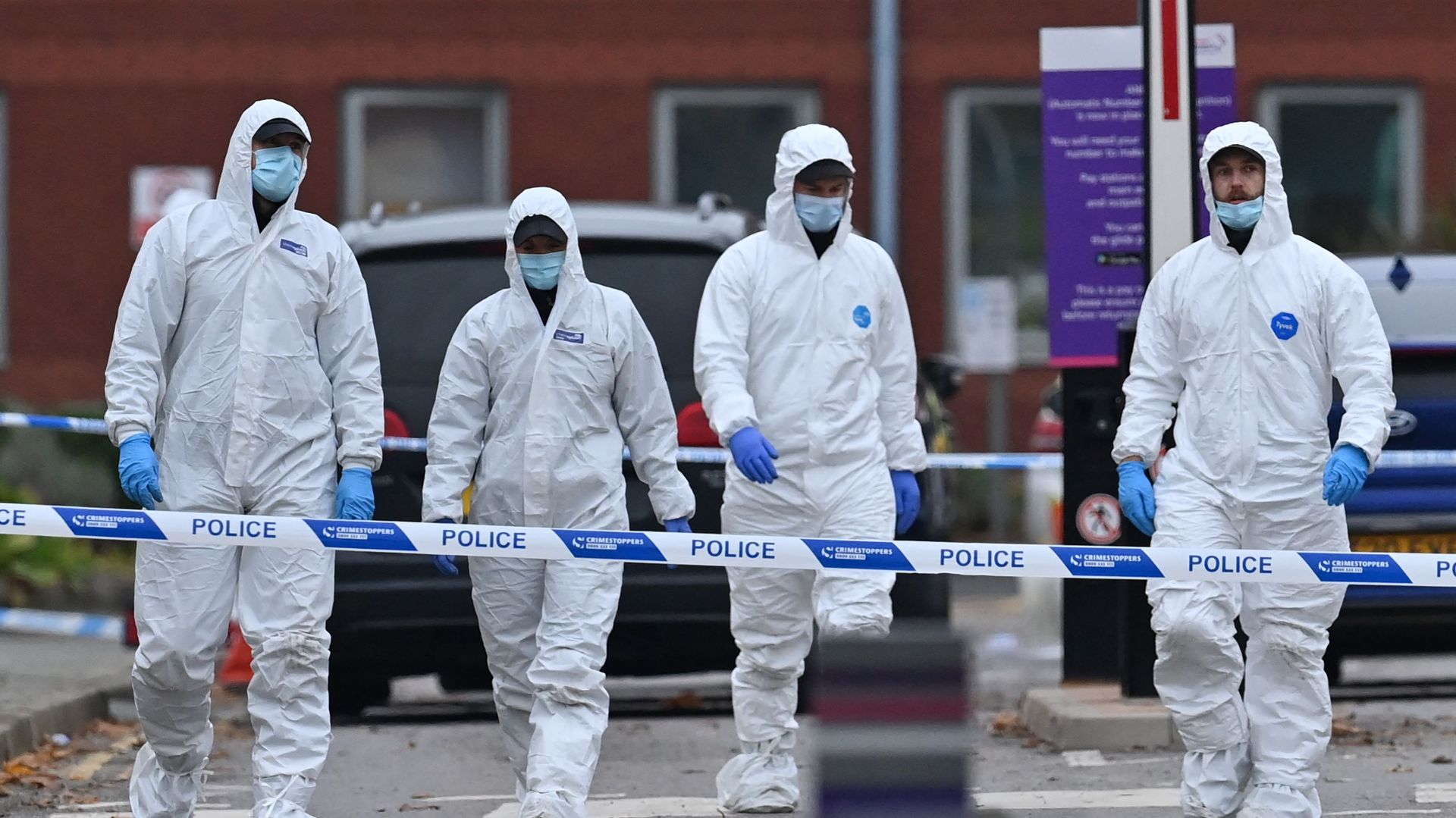 Des officiers de police scientifique commencent à partir après avoir travaillé devant l’hôpital pour femmes de Liverpool, le 15 novembre 2021, lieu de l’explosion du taxi.