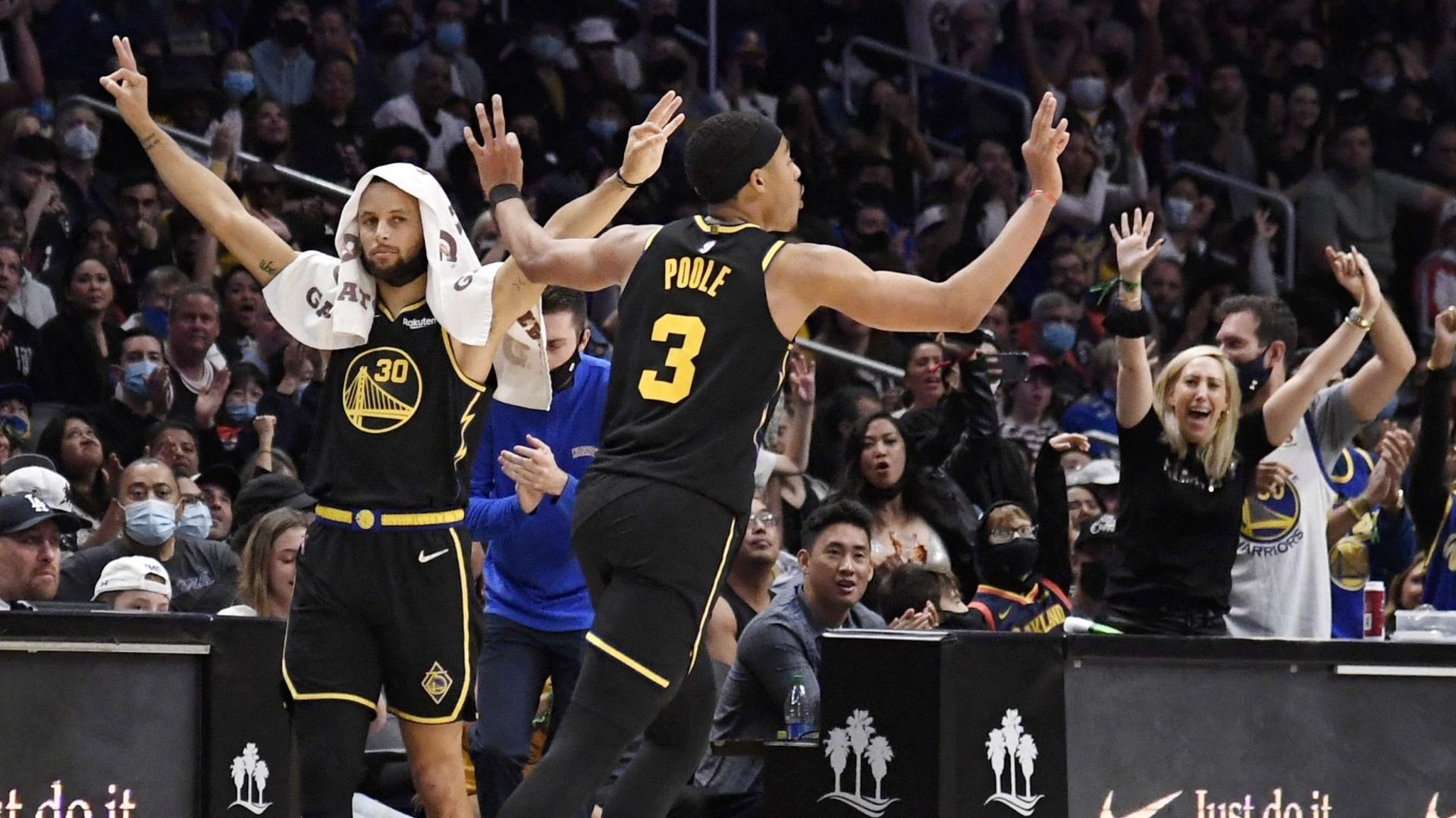 Steph Curry fête la victoire de Golden State. Les Warriors se sont offerts une 7ème victoire consécutive en battant les Clippers sur leur terrain (105-90) dimanche en NBA. Steph Curry a montré la voie avec son shoot longue distance.

